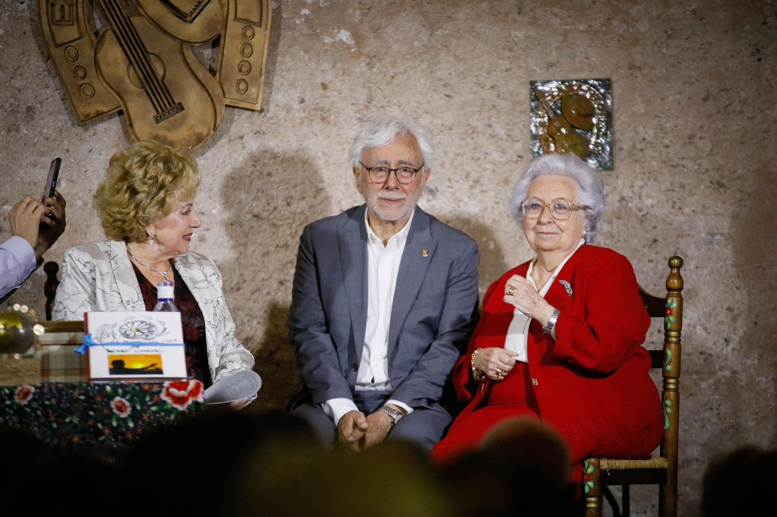 Entrega de Anagrama de Oro y Brillantes de la Ciudad de Almería a Andrés Caparrós en imágeness