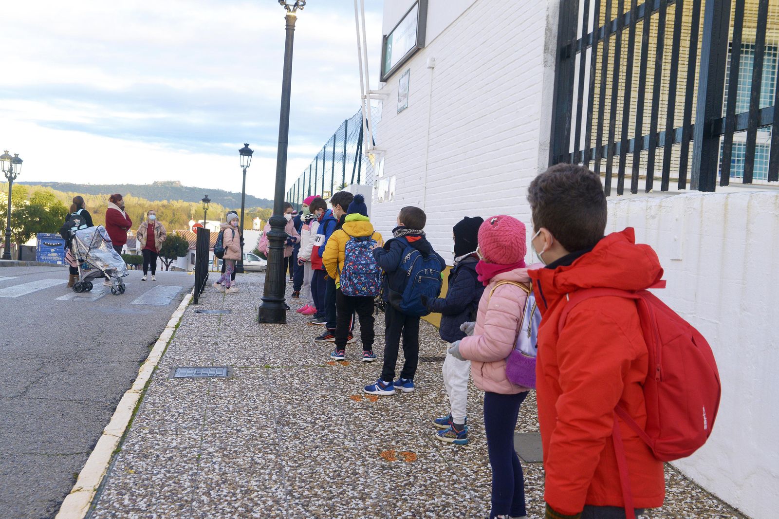 Una fila de niños espera su turno para entrar al colegio Tierno Galván de Castellar, este lunes.