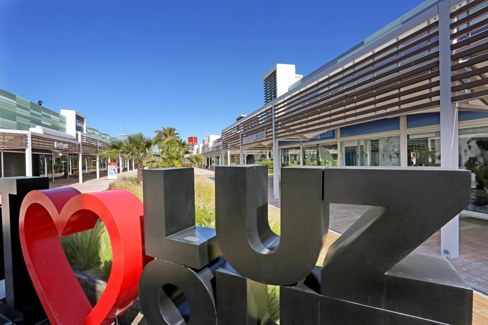 Centros y parques comerciales Pueden reabrir al público, siempre que se respeten las medidas de aforo, se garantice que los clientes puedan transitar por las zonas comunes (pero no permanecer en ellas) y se cumplan las siguientes normas específicas: - El aforo se limita al 30% de sus zonas comunes y al 40% en cada uno de los establecimientos comerciales. - No se pueden utilizar las zonas recreativas como zonas infantiles, ludotecas o áreas de descanso, debiendo permanecer cerradas.