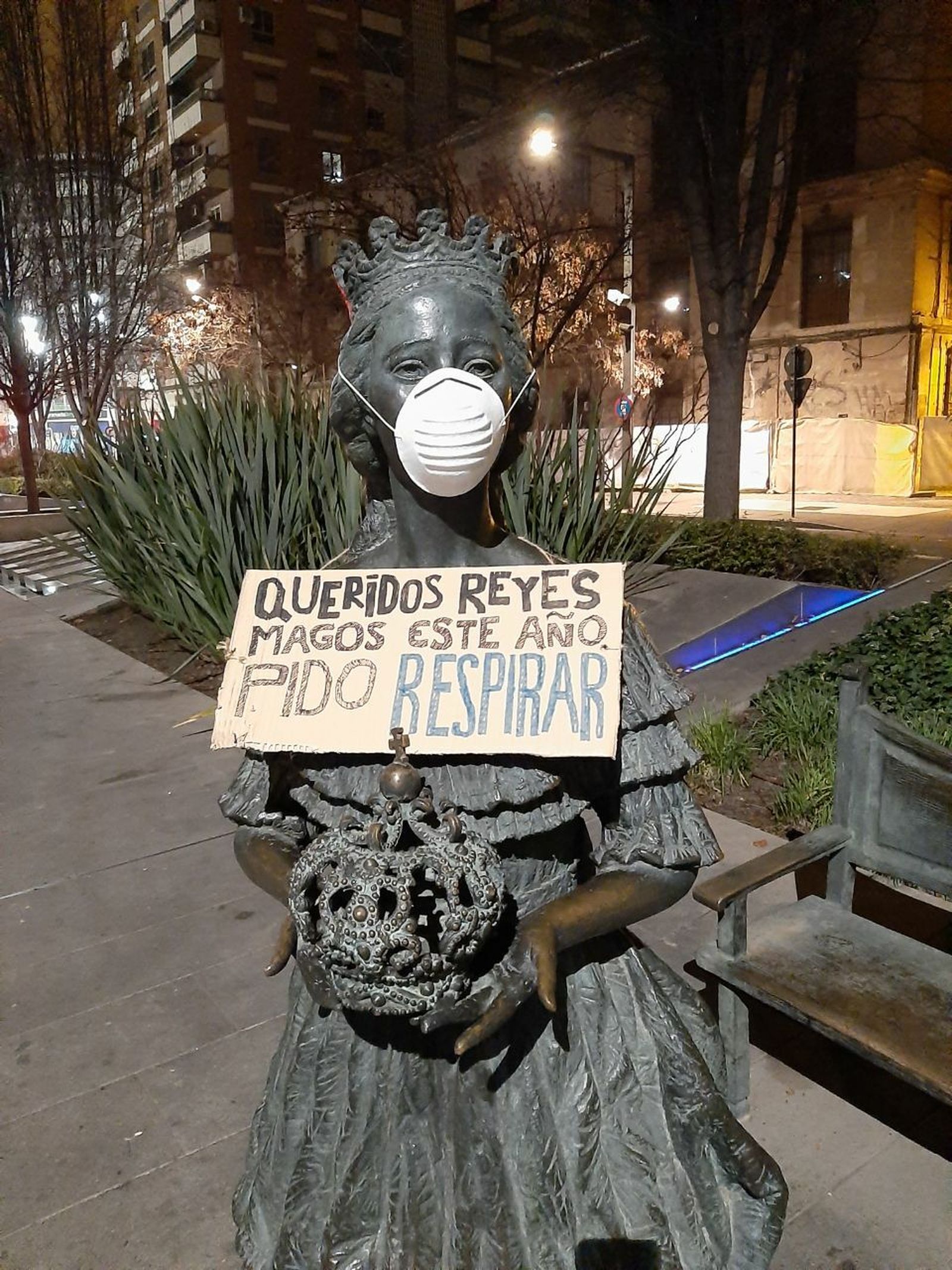 Las estatuas de Granada 'claman' contra el cambio climático
