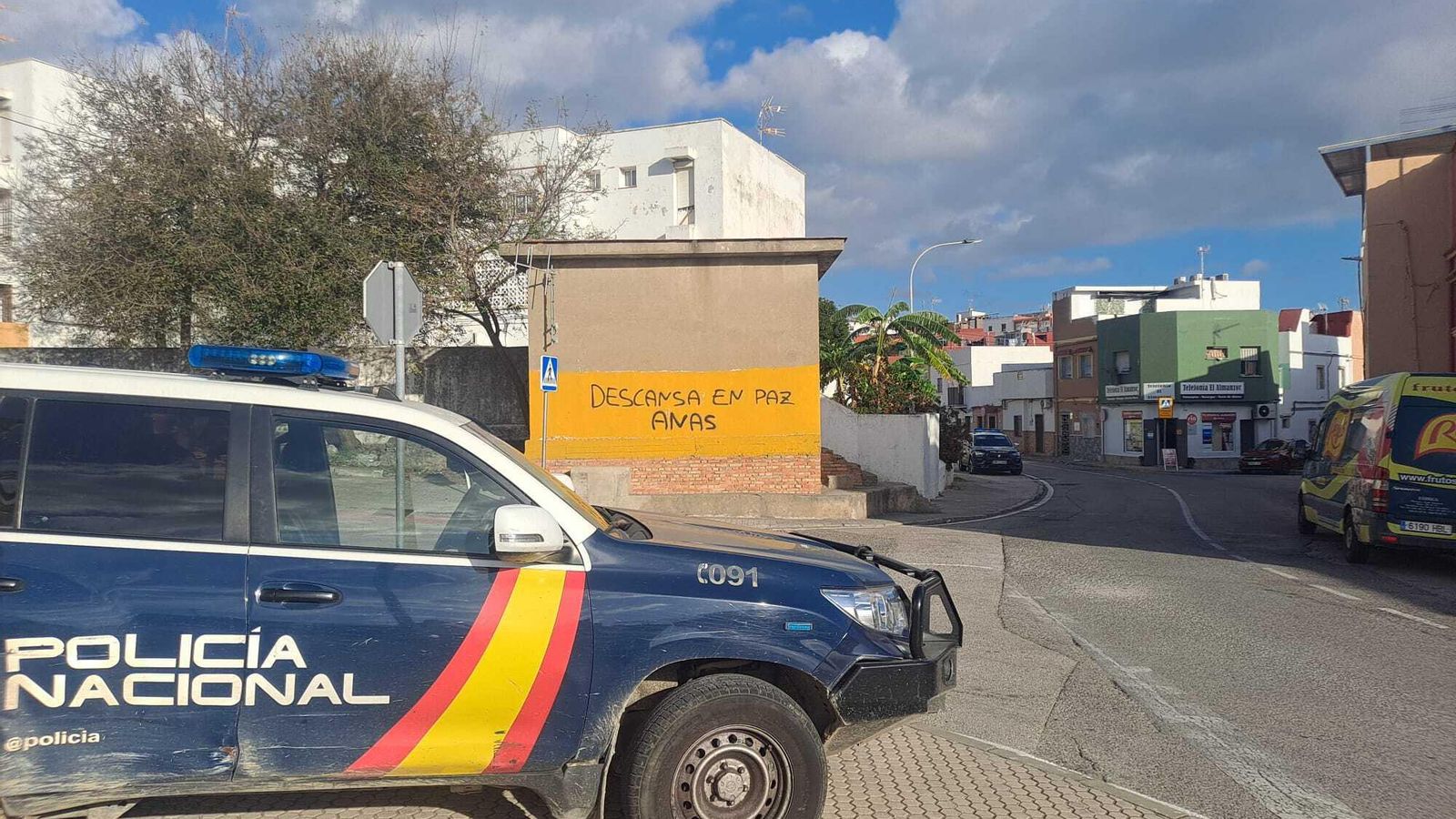 Un coche de la Policía Nacional este lunes en la calle Fray Junípero Serra.