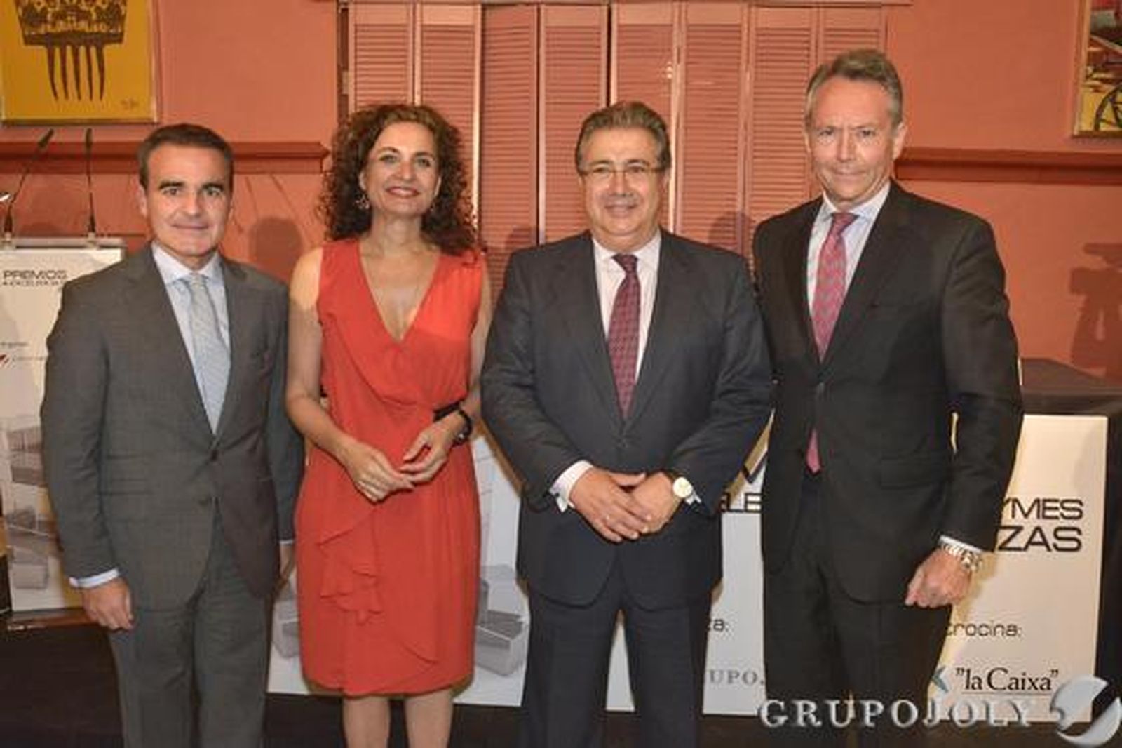 Rafael Herrador, director territorial de La Caixa en Andalucía Occidental; María Jesús Montero, consejera de Hacienda y Administración Pública, Juan Ignacio Zoido, alcalde de Sevilla; y José Joly, presidente de Grupo Joly.

Foto: Belen Vargas-Juan Carlos Vazquez-Manuel Gomez