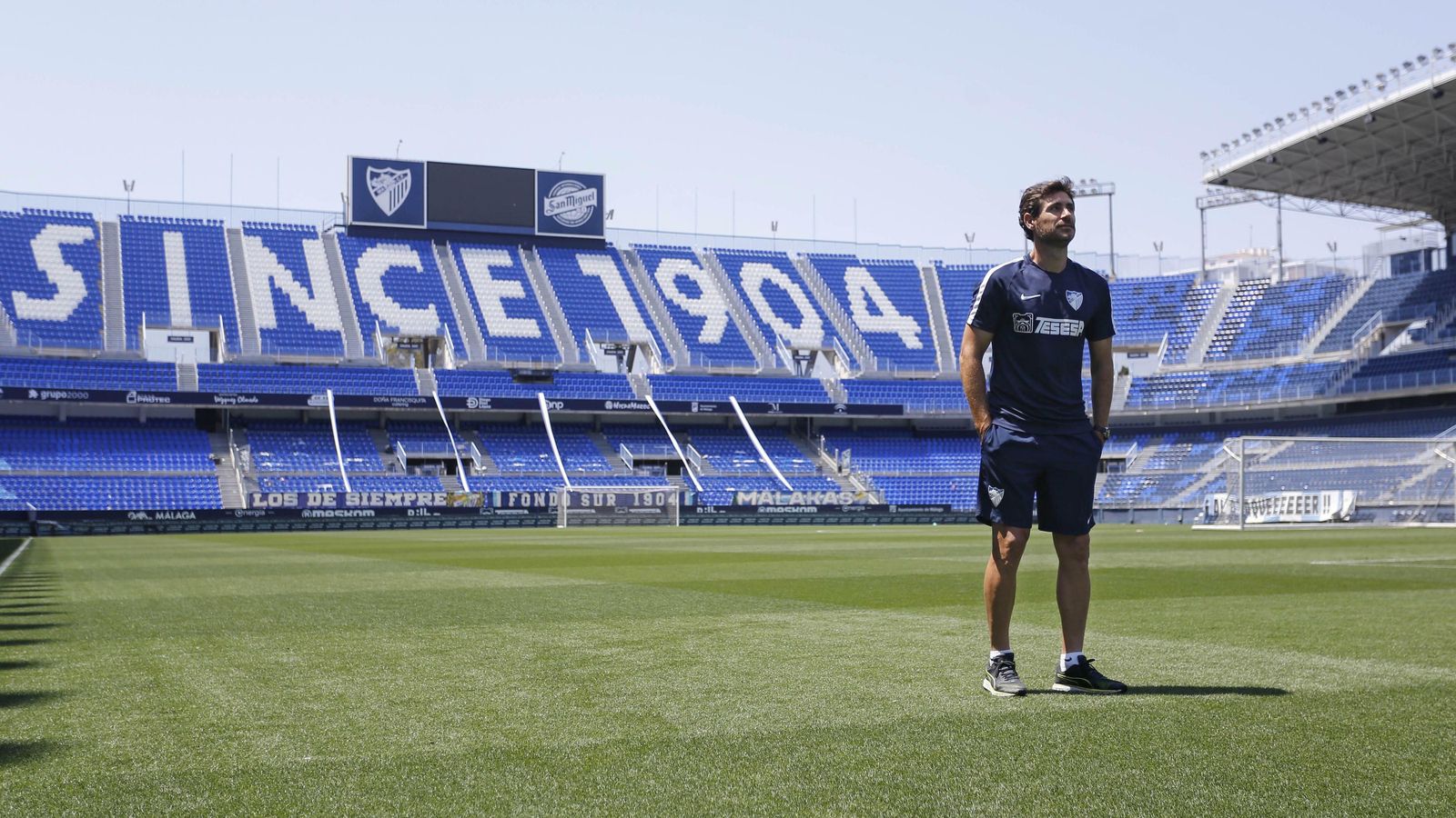 Víctor posa para Málaga Hoy en La Rosaleda