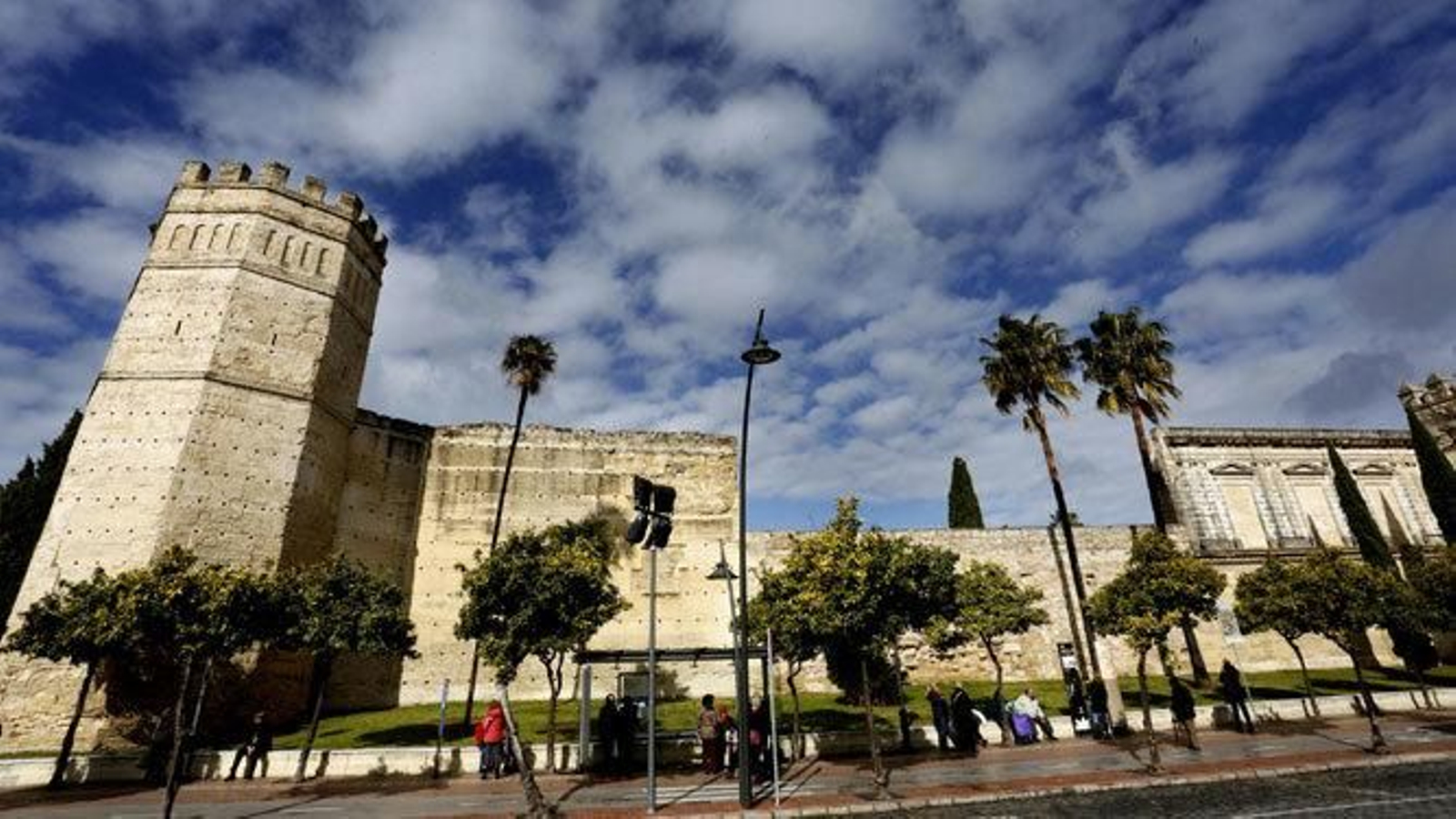 Una vista del Alcázar y su torre octogonal.