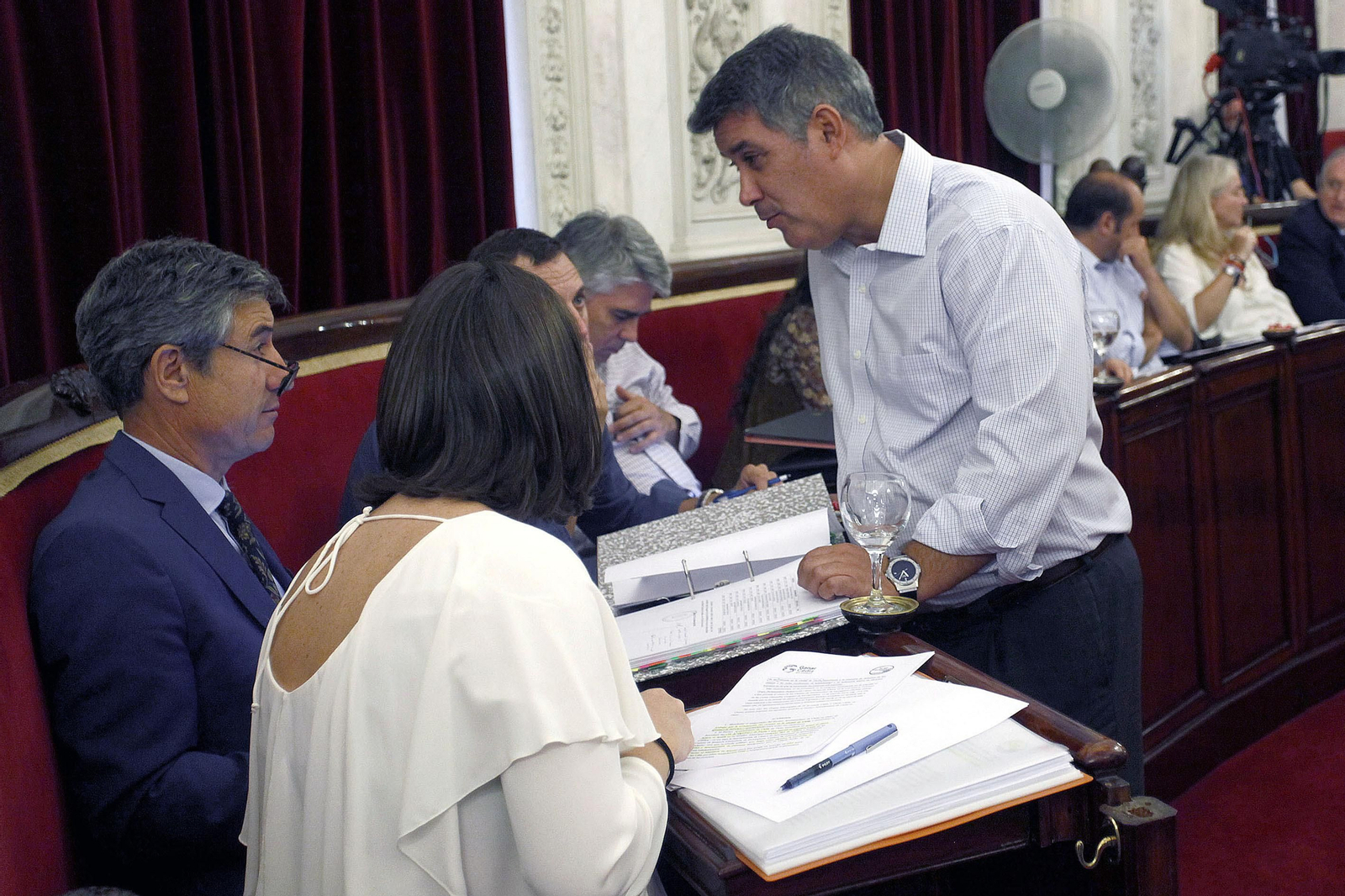 Ignacio Romaní (PP) se acerca a Juan Manuel Pérez Dorao (Ciudadanos) durante el Pleno extraordinario del pasado lunes.