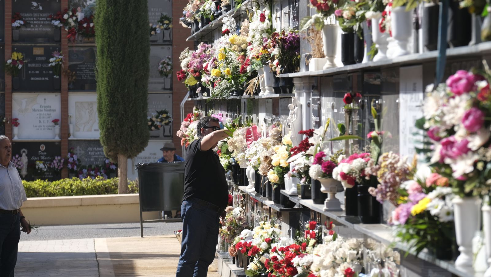 Imágenes del Día de Todos los Santos en el Cementerio de San José de Almería