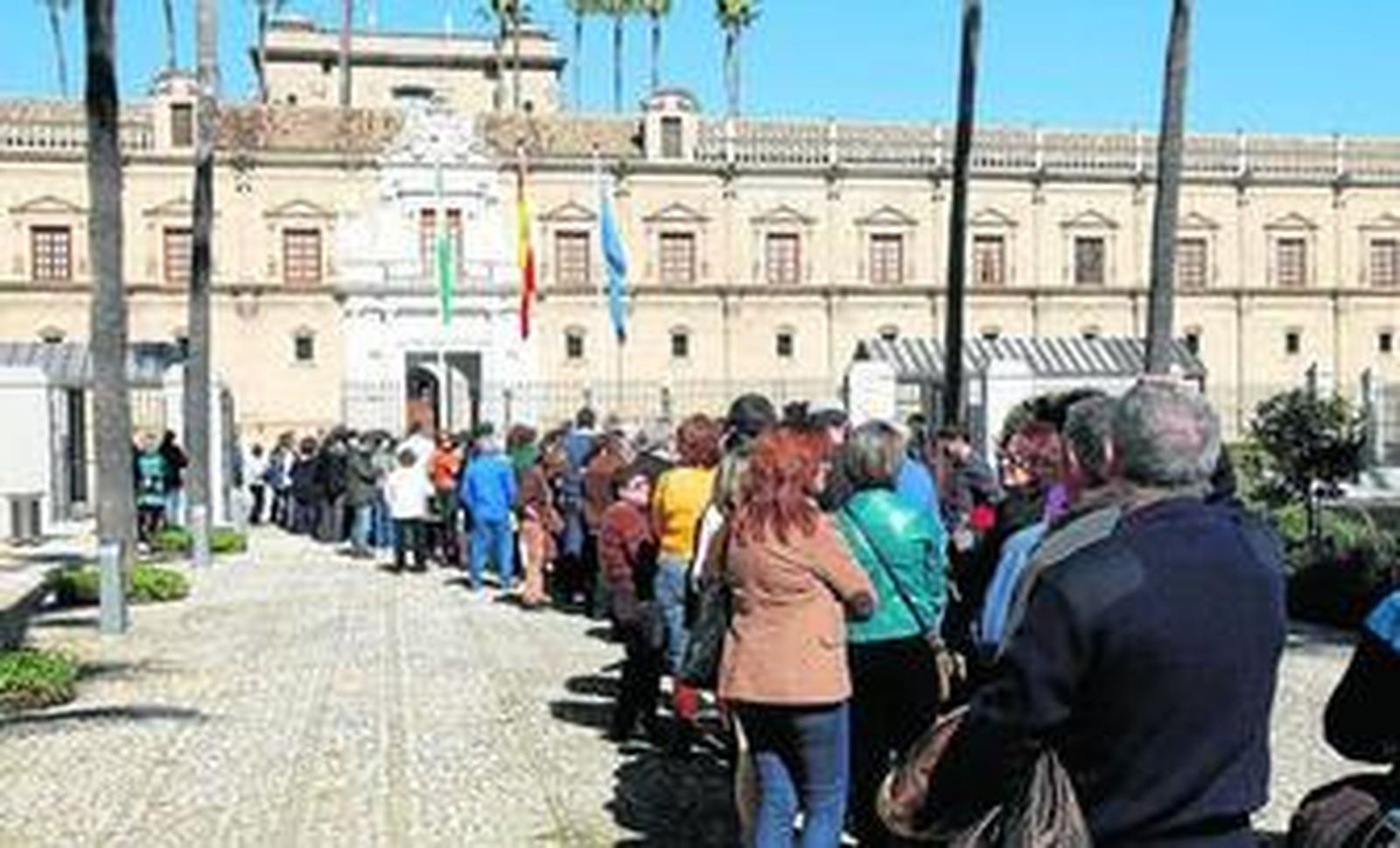 Cola de visitantes, ayer, ante la sede del Parlamento.