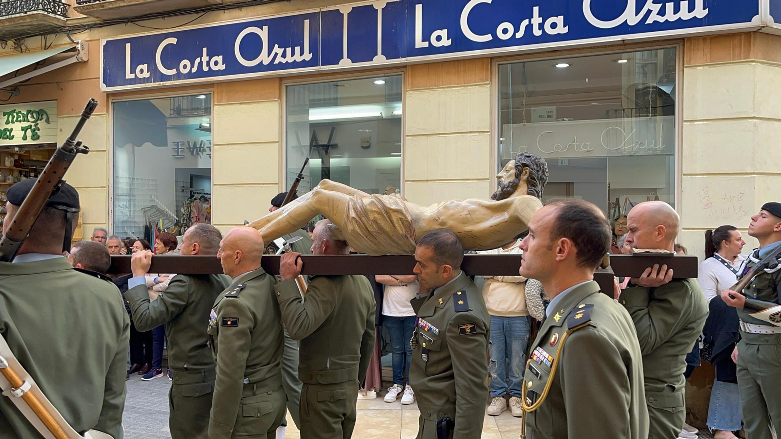 La Brigada de Paracaidista trasladando al Cristo de las Ánimas de Ciegos, en imágenes