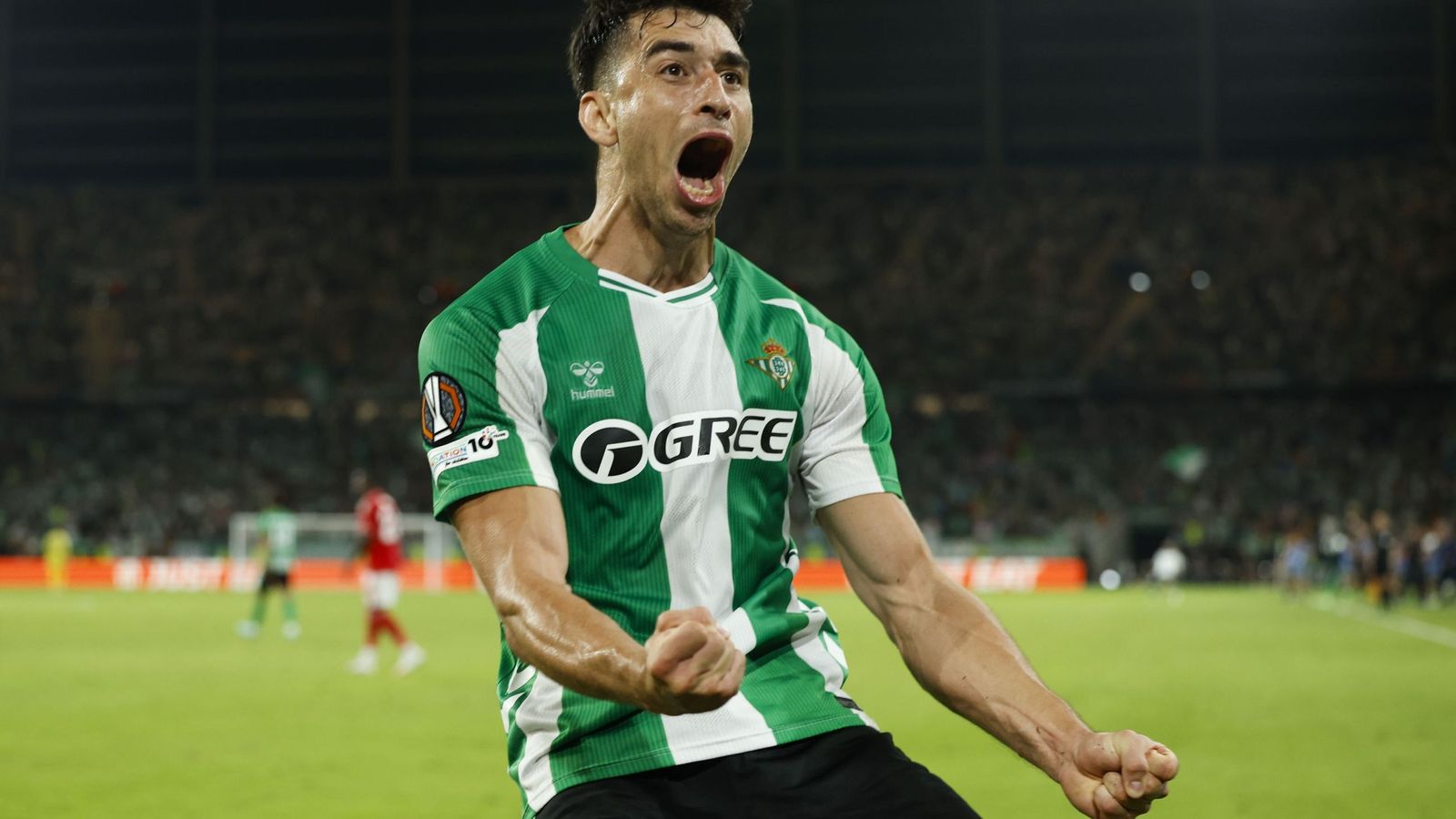 Marc Roca celebra el segundo gol del Betis en el encuentro de la Europa League ante el Nottingham Forest.