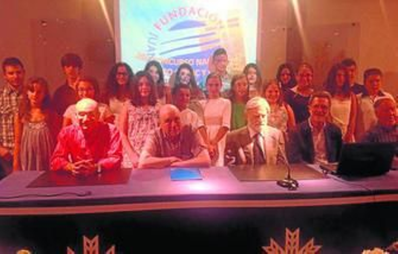 Foto de familia de los premiados y varios miembros del jurado, en el Centro Cultural de la Caja Rural del Sur.