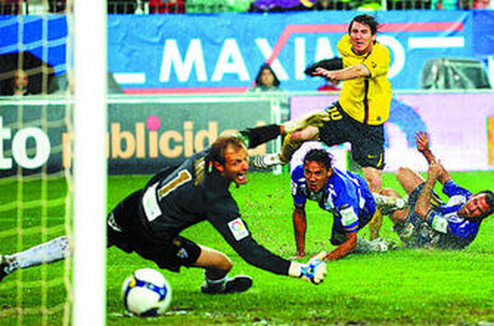 Messi bate a Arnau de fuerte disparo pese a la oposición de Apoño y Weligton.