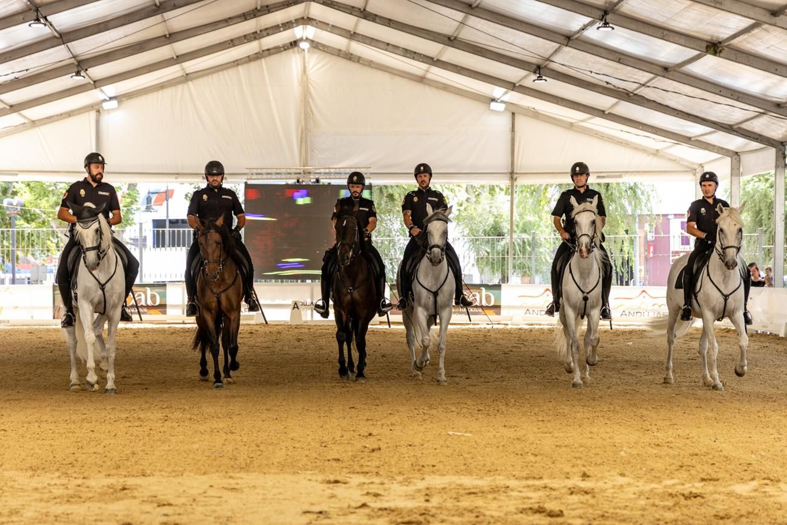 Anducab rinde homenaje a la unidad de caballería de la Policía Nacional