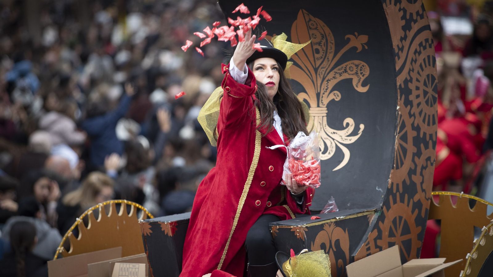 Una paje del cortejo lanzando caramelos
