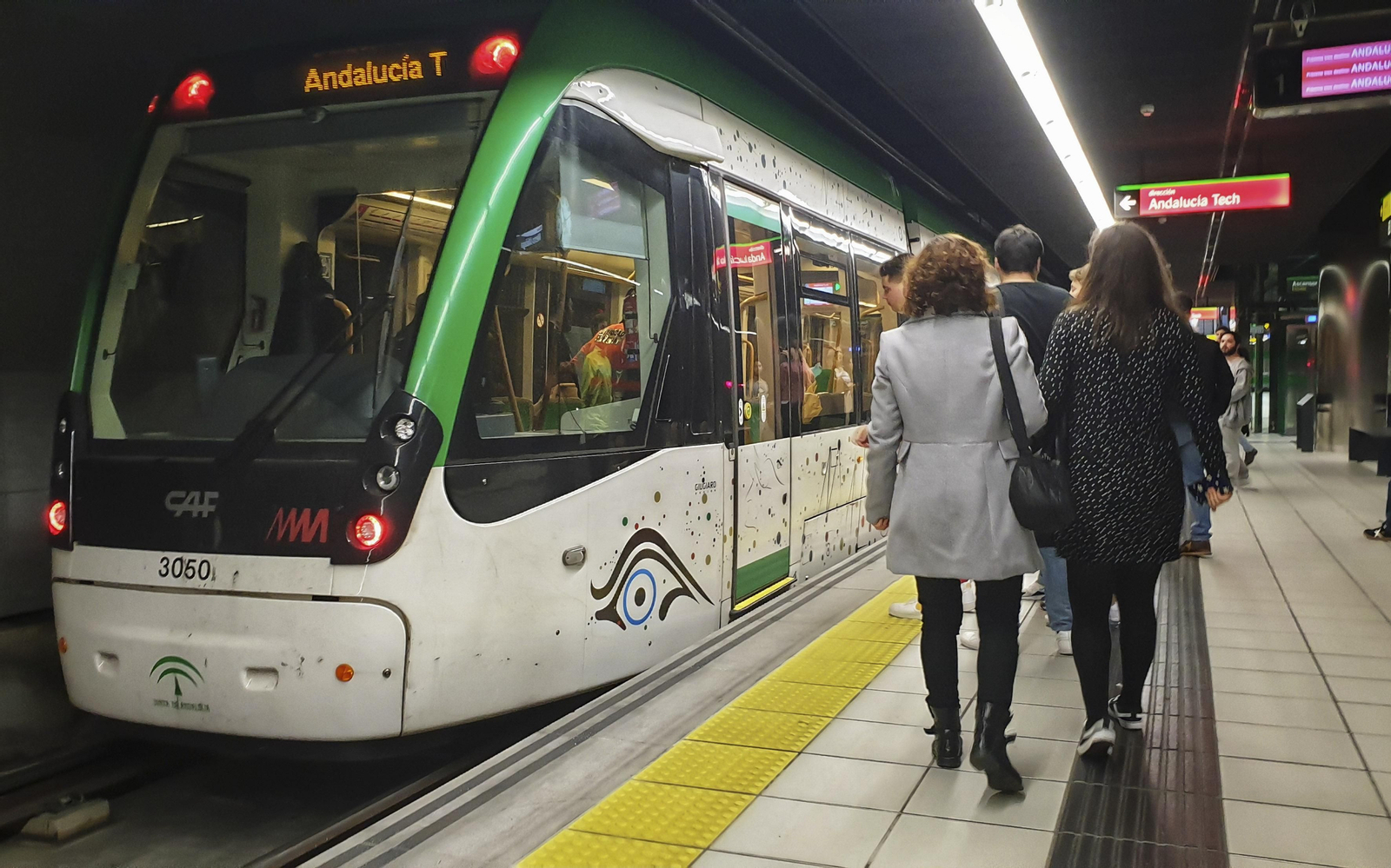 Un grupo de usuraios del Metro de Málaga.