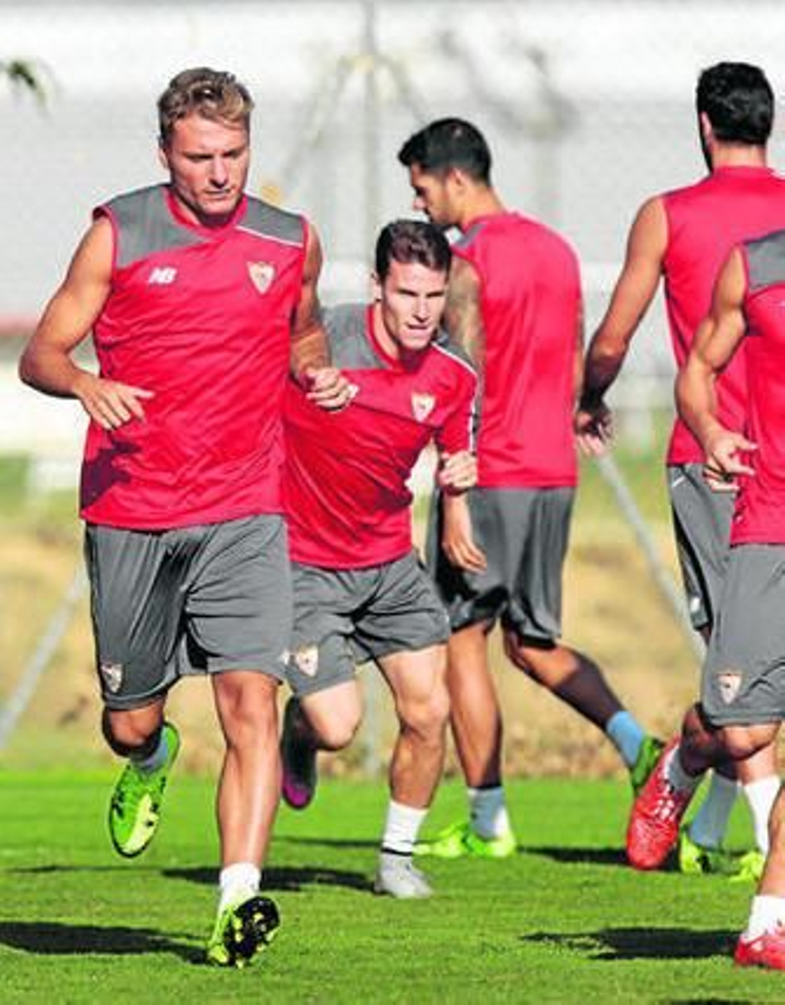 Immobile corre mientras termina un sprint ante Gameiro, que lo inicia.