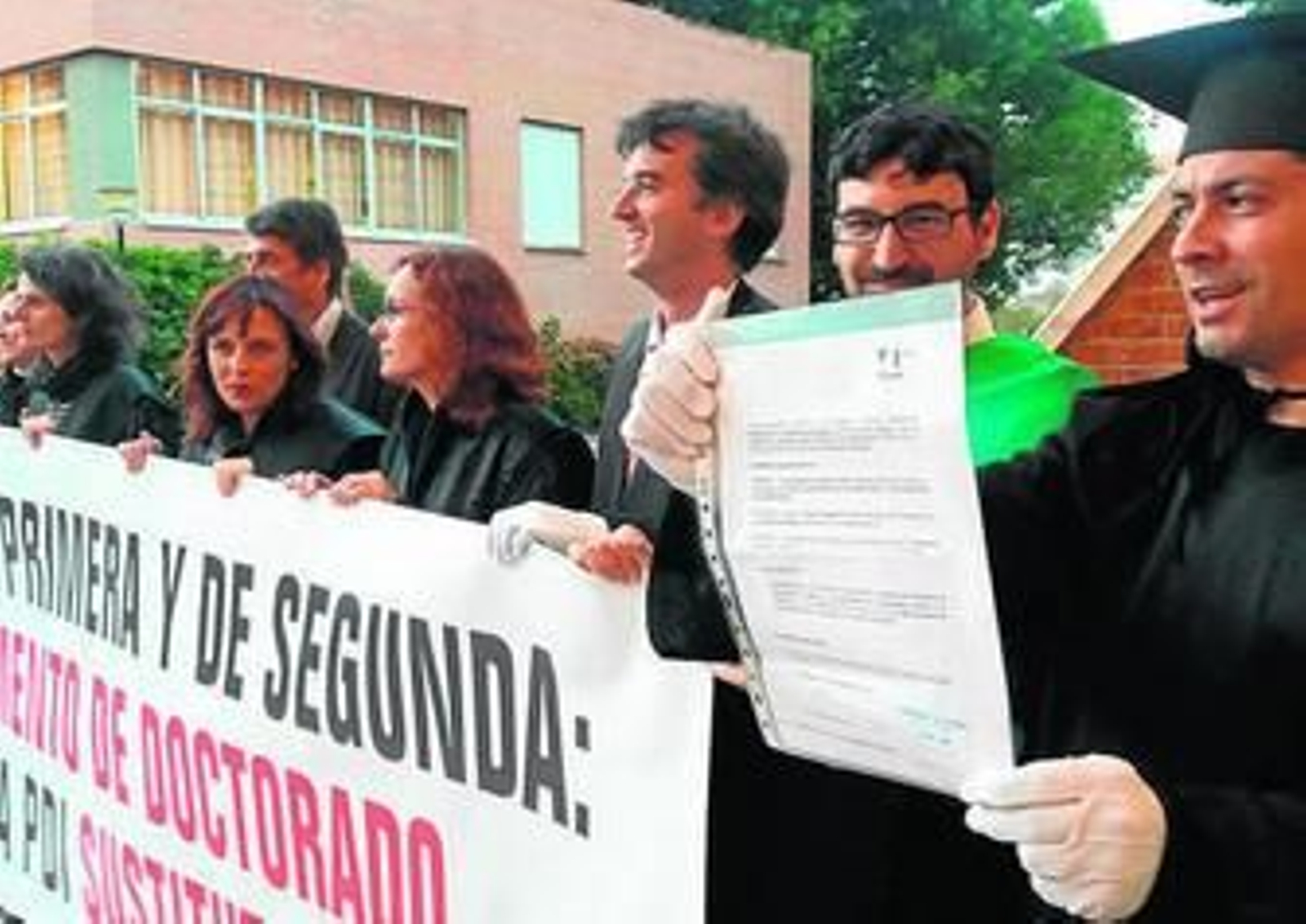 Profesores interinos, ayer, en la puerta del Paraninfo.