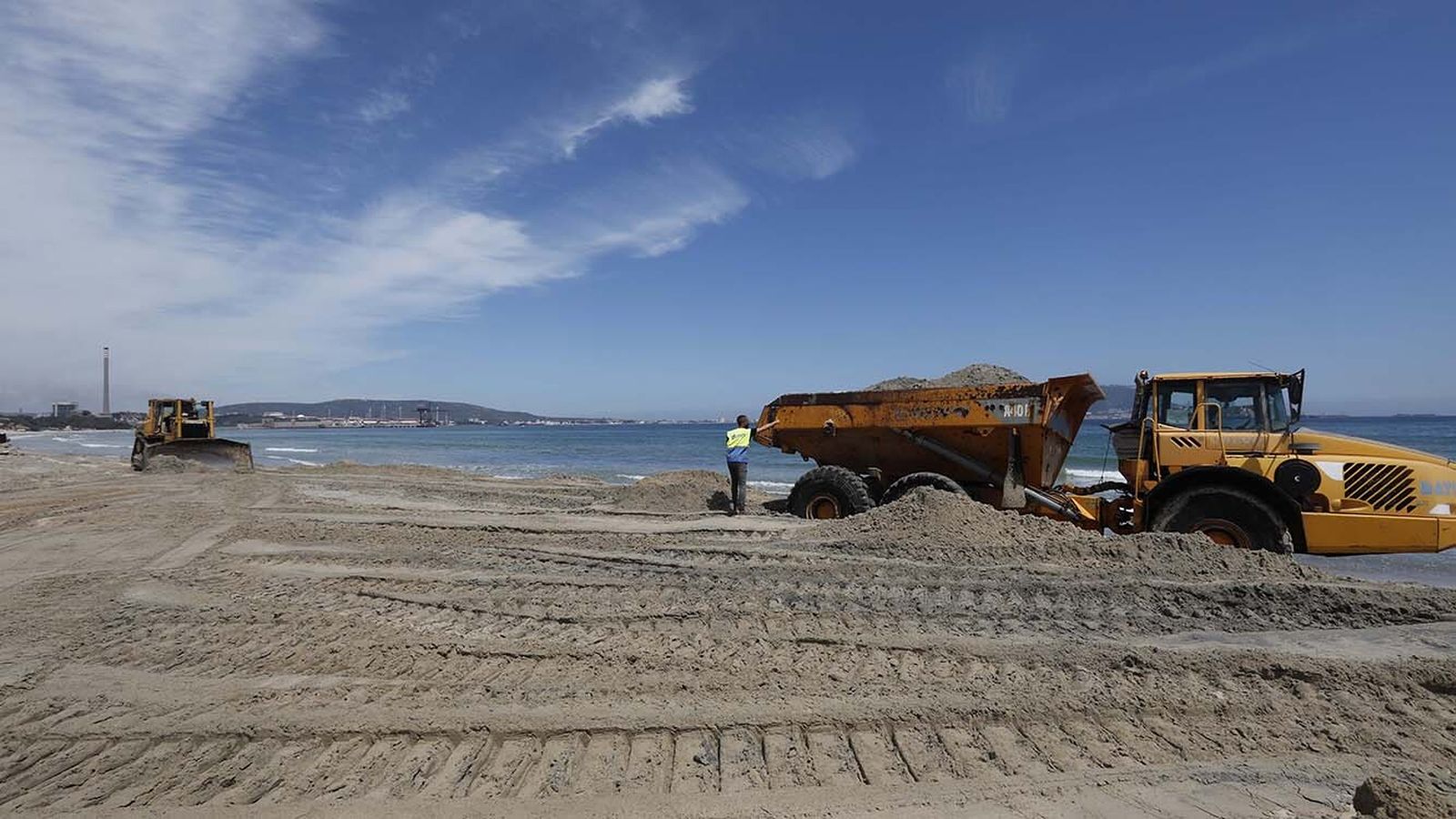 Las fotos del trasvase de arena en la playa de El Rinconcillo
