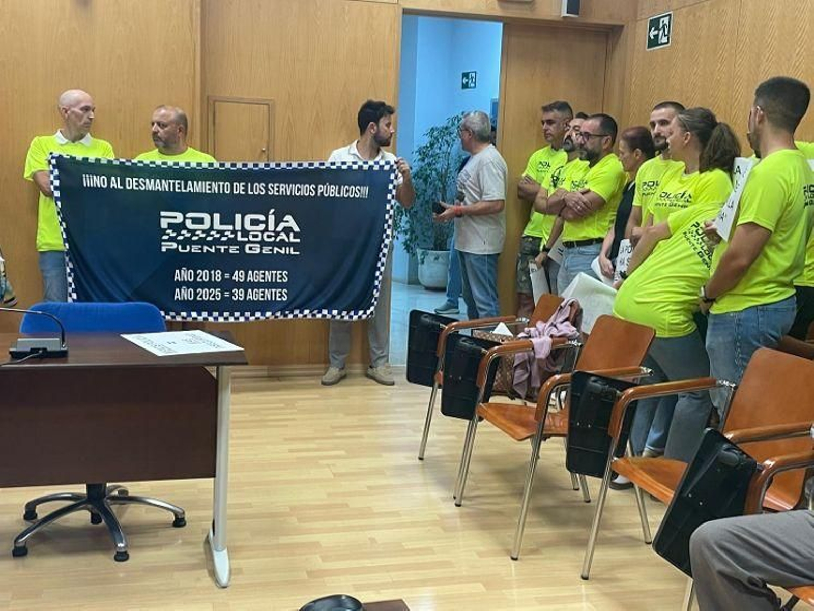 Miembros de la Policía Local de Puente Genil protestan durante el Pleno.
