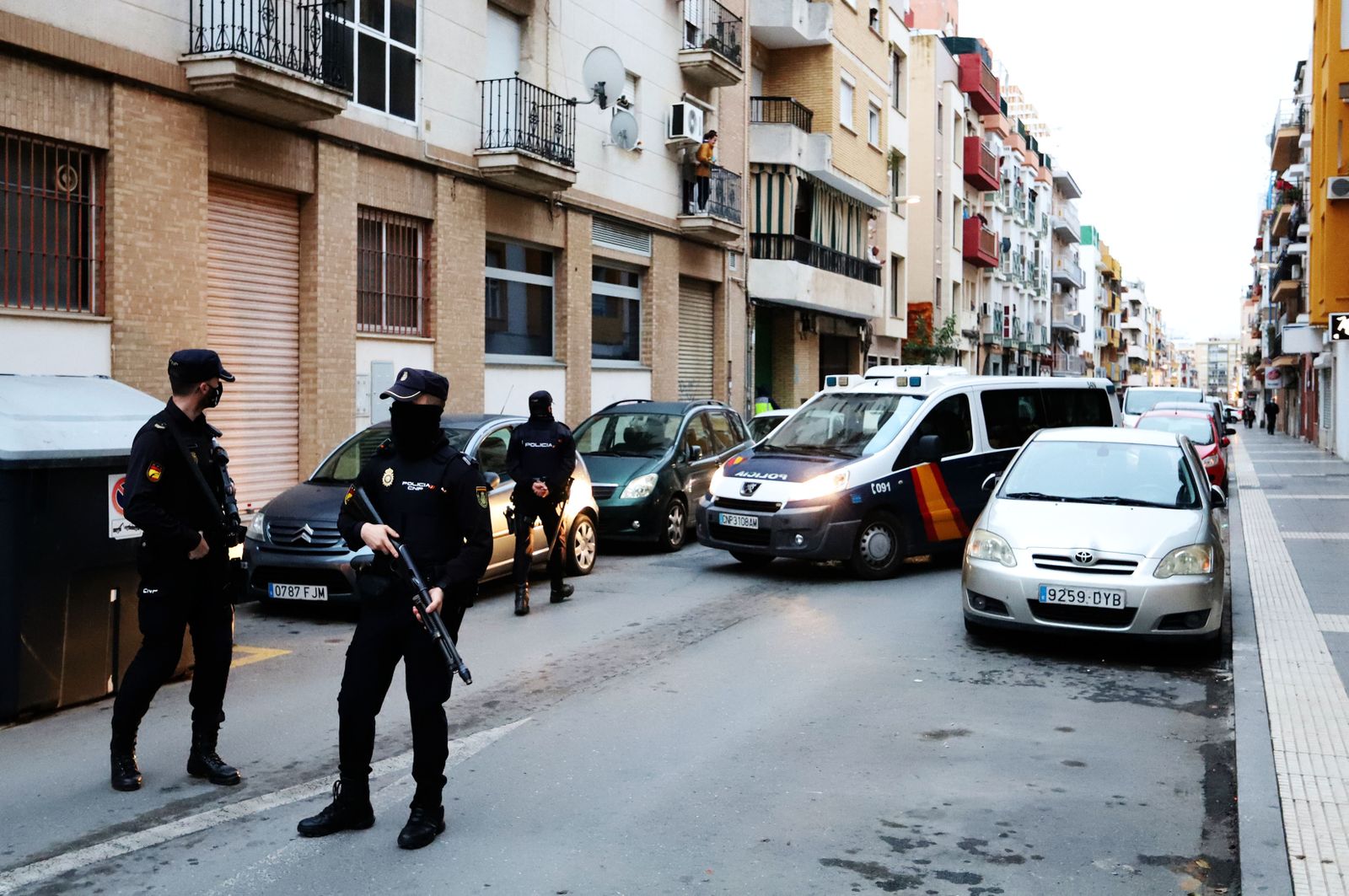 Una furgoneta de las Policía Nacional accede al garaje repleto de droga en el mayor alijo en Huelva.