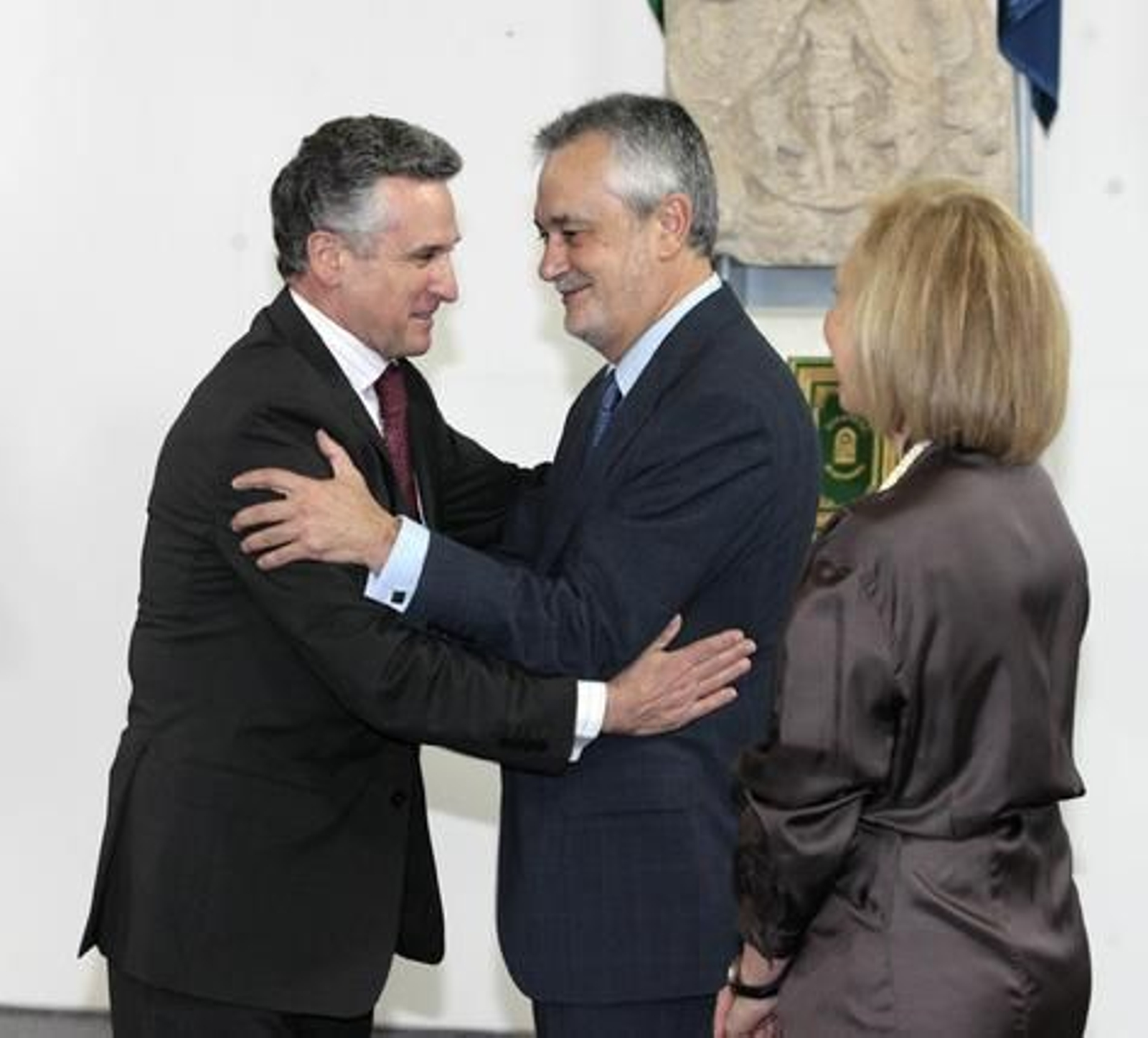 Una de las nuevas incorporaciones, Paulino Plata, saluda a Griñán.

Foto: JC Munoz