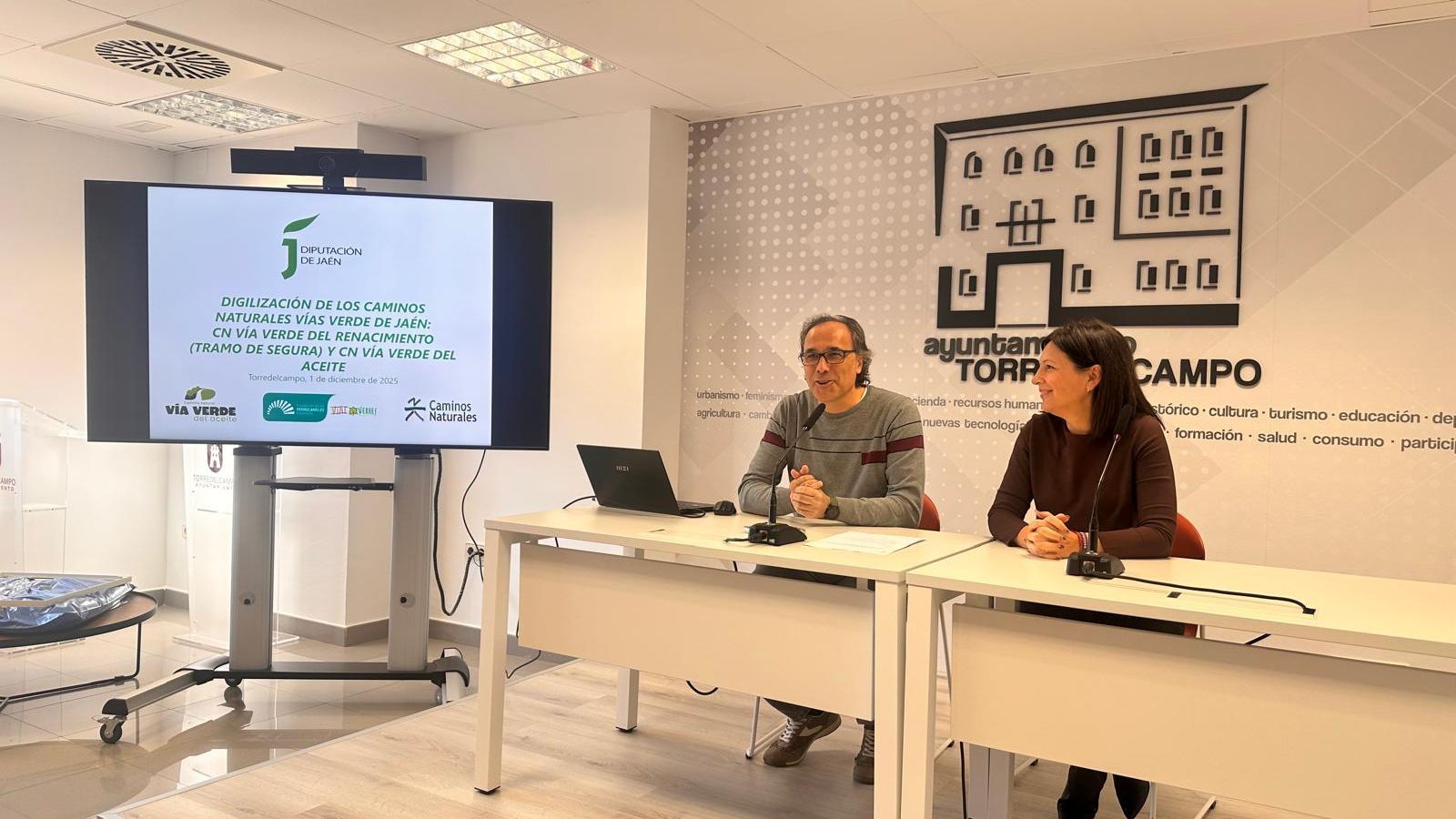 El alcalde de Torredelcampo y la diputada, presentan el proyecto digitalización caminos naturales.