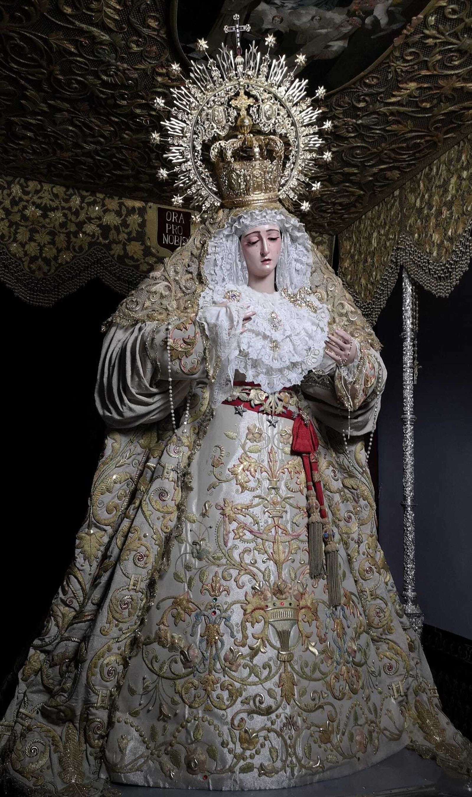 La dolorosa de Montesión, ya entronizada en su paso de palio.