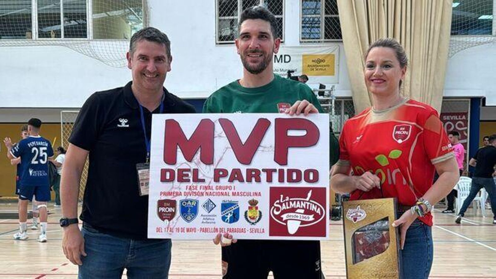El veterano guardameta sevillano Jorge Oliva recibe el MVP del partido.
