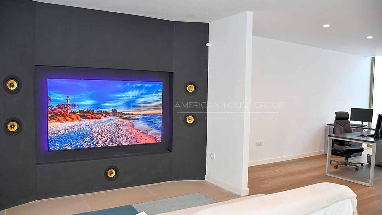 Una de las habitaciones cuenta con un cine