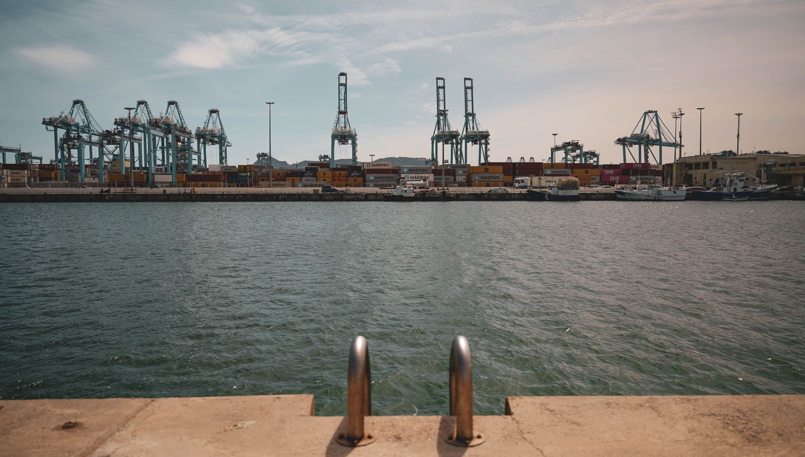 Personas disfrutando del mañaneo en el paseo marítimo de Algeciras, en imágenes