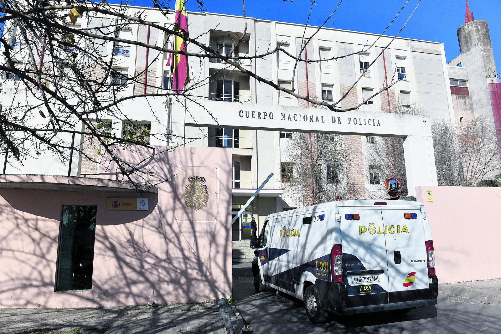La entrada al cuartel de la Policía Nacional en la avenida de Blas Infante.