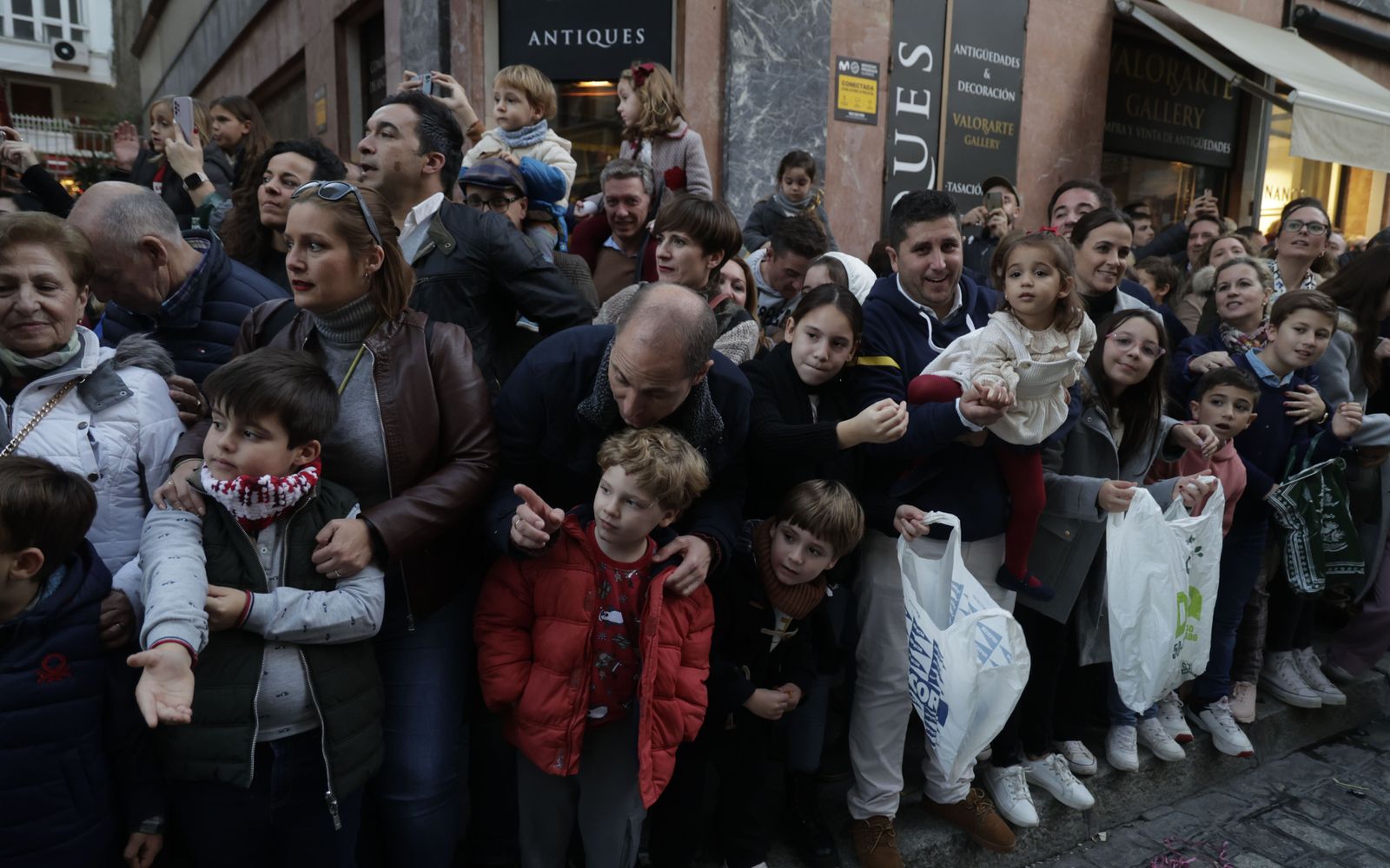 Las imágenes del Heraldo Real por las calles de Sevilla