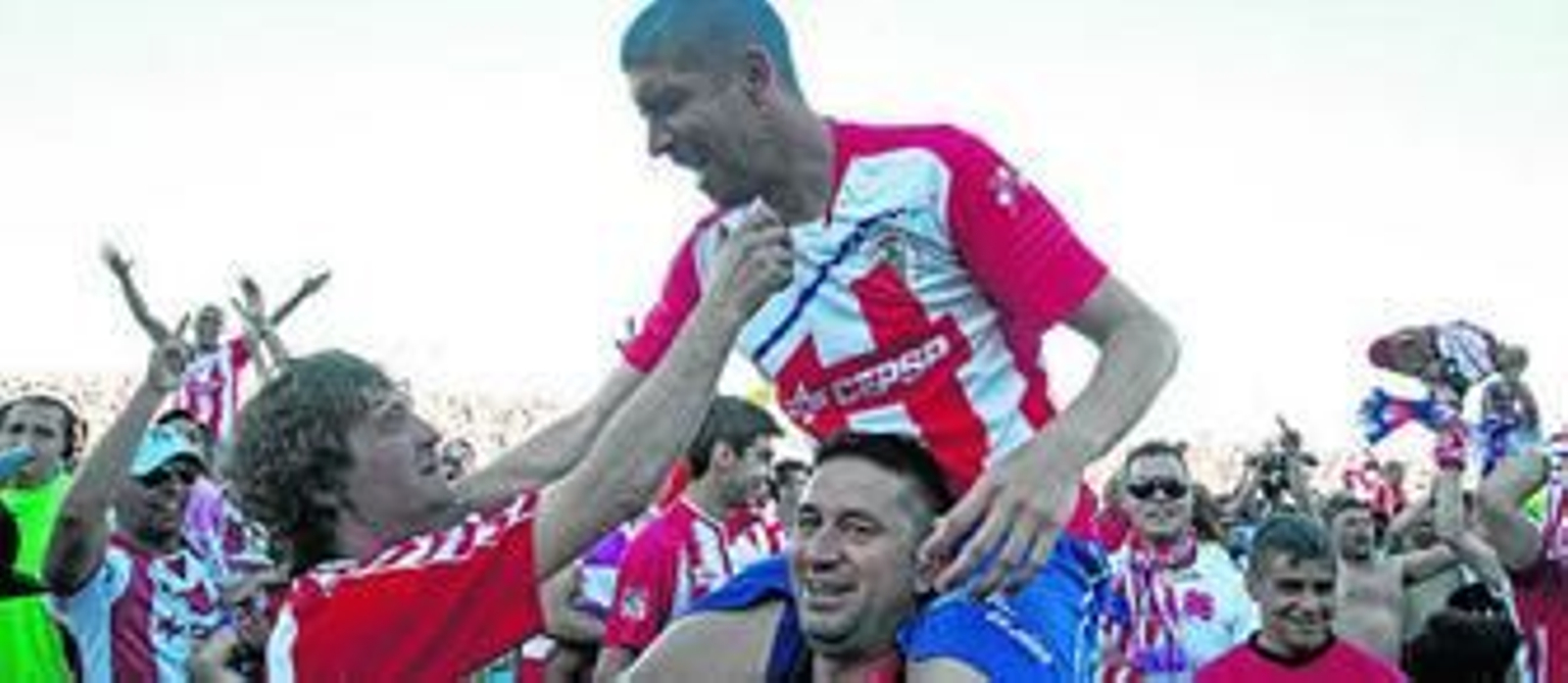 Miguel Ángel Berlanga sale a hombros el día del ascenso.