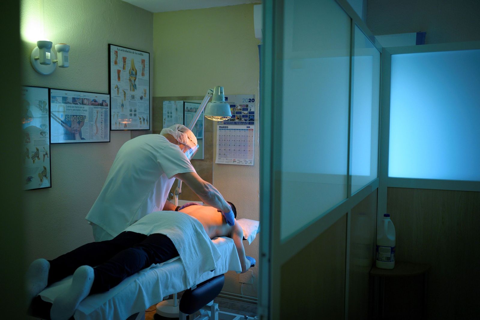 Un fisioterapeuta y un cliente durante el primer día de apertura en una clínica.