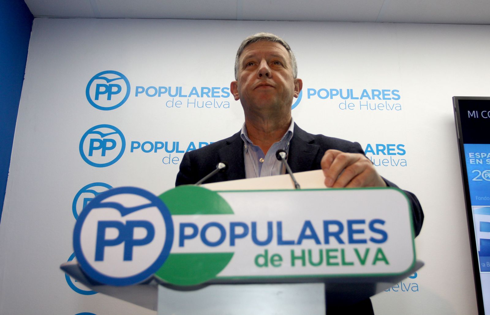 Carmelo Romero, durante una rueda de prensa en la sede del PP onubense.