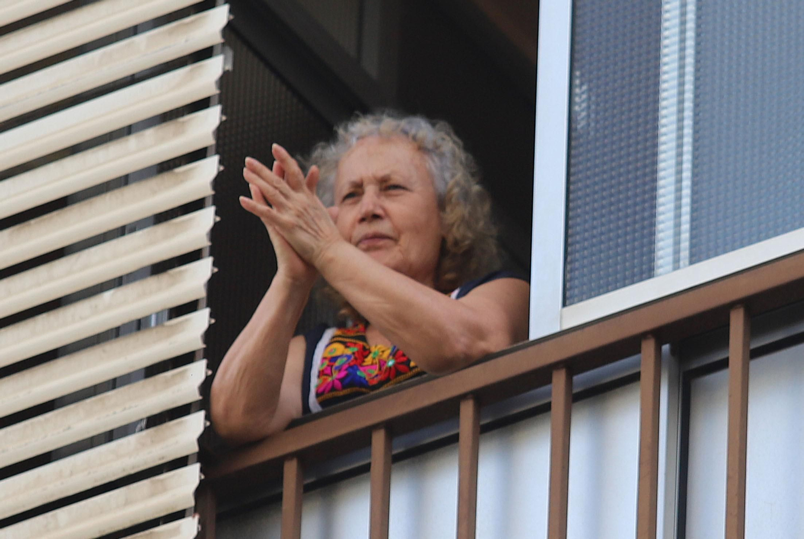 Imágenes del homenaje a los sanitarios de los vecinos de los Rosales