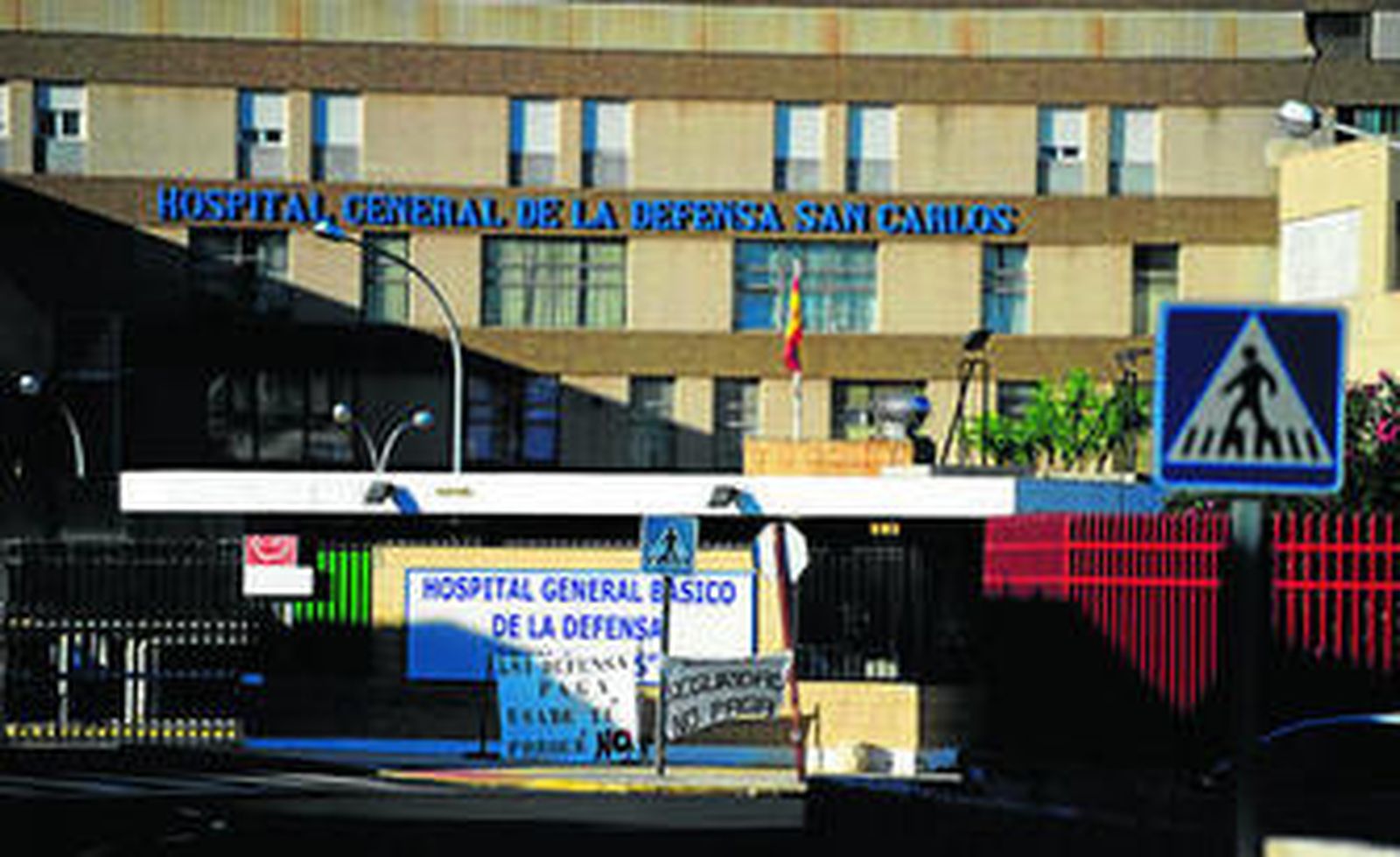 Fachada principal del hospital básico de la Defensa-San Carlos, en una fotografía reciente.