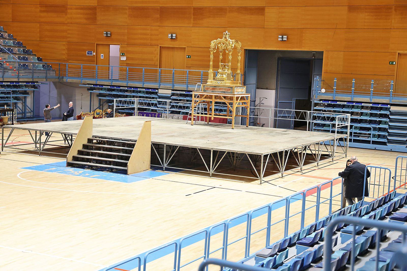 Las fotografías de los preparativos en el Carolina Marín para la Misa funeral por las víctimas de Adamuz