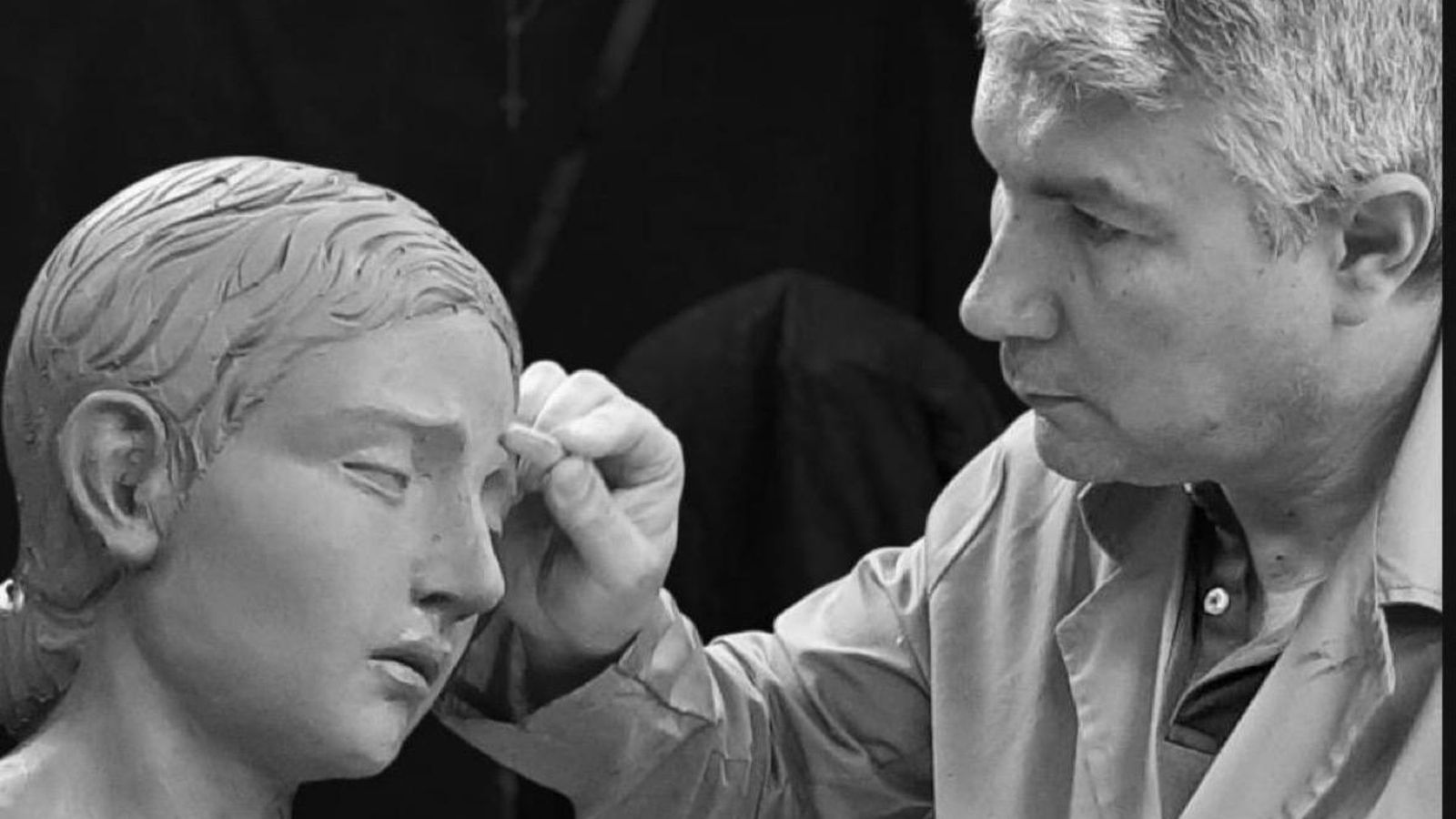 Esculpiendo la Virgen.