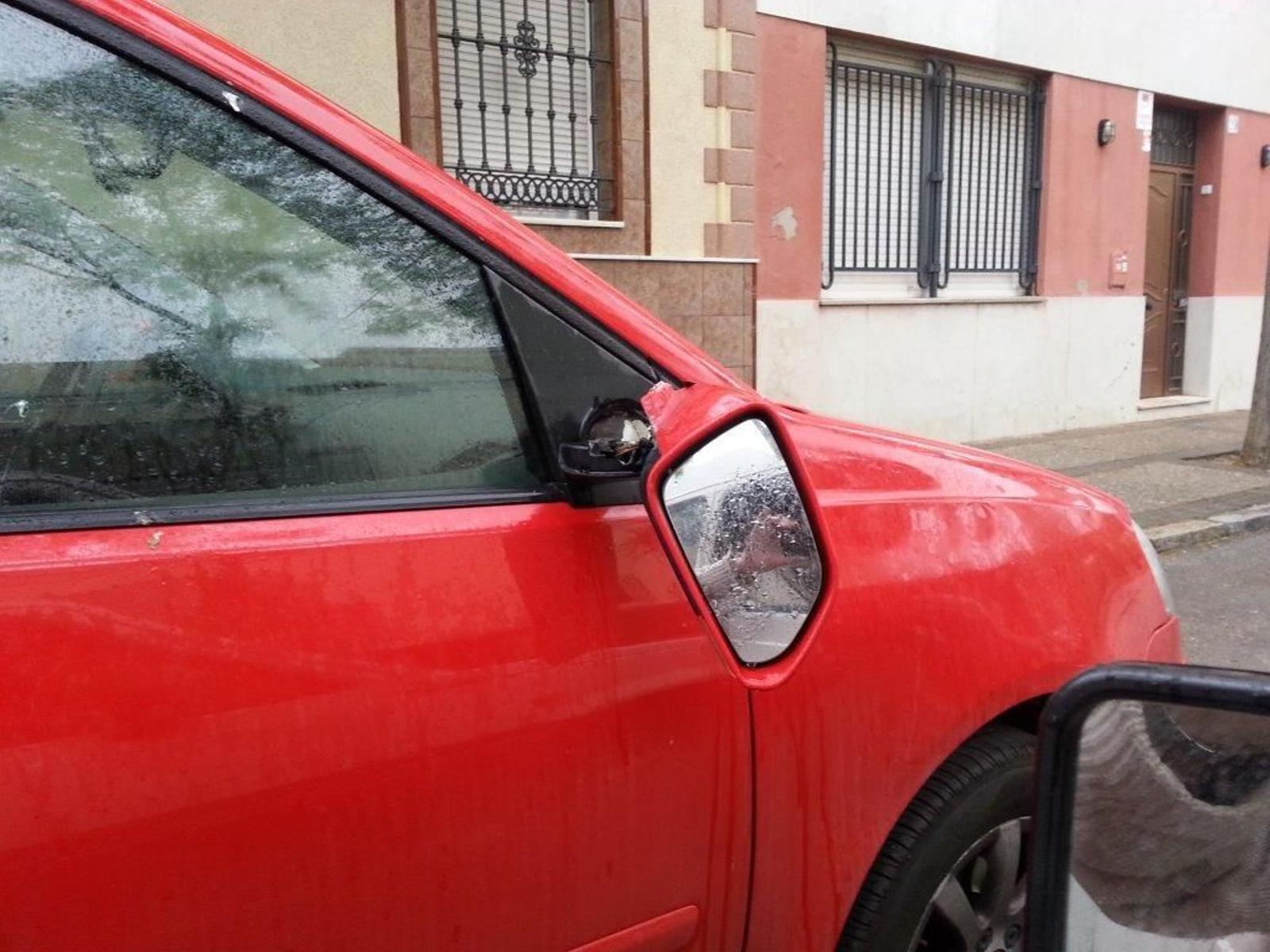 Imagen de uno de los numerosos coches que suelen aparecer con daños en la Barriada España.