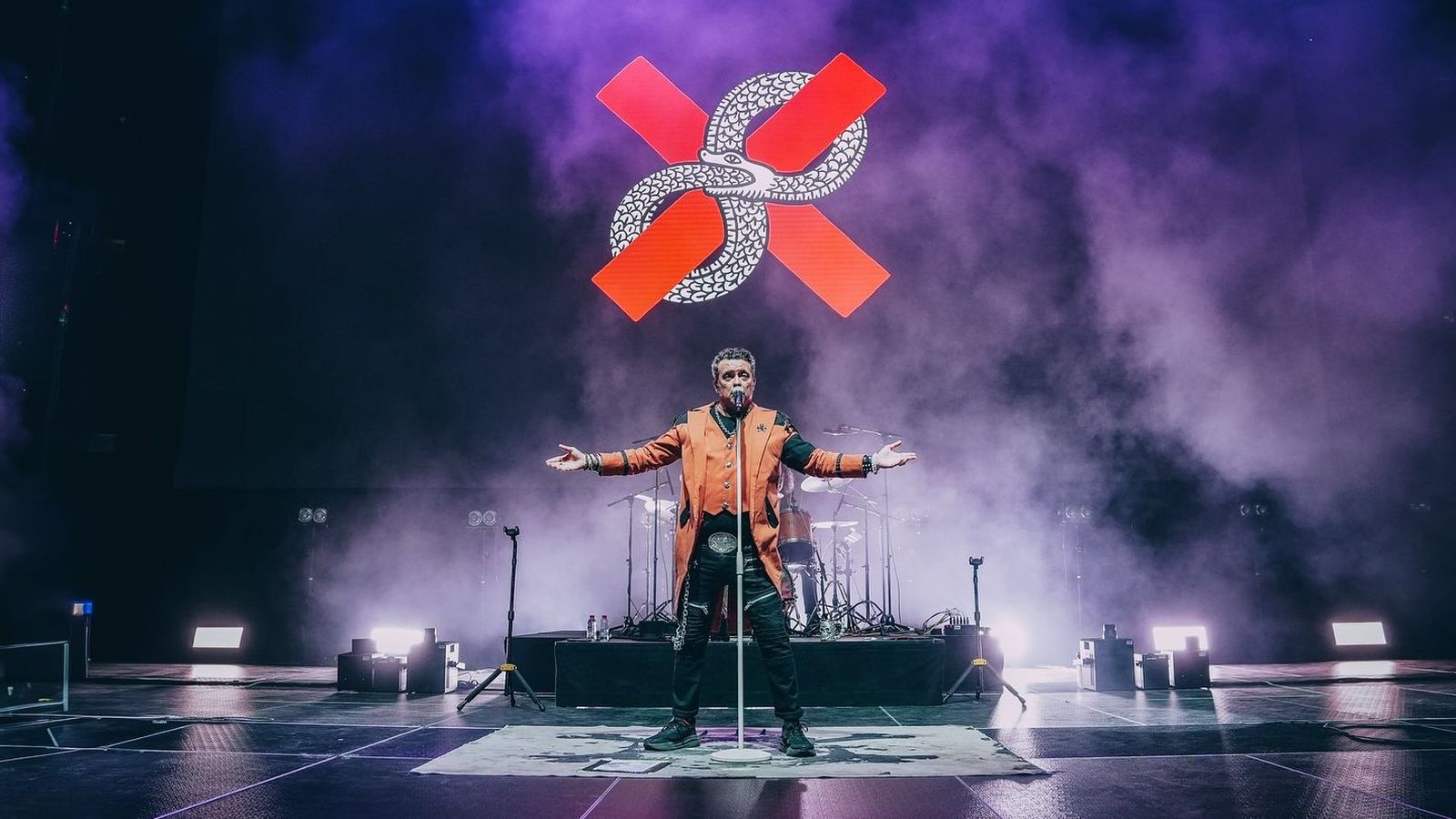 José Manuel Casañ, líder de Seguridad Social, durante su enérgico concierto gratuito en Arquillos, Jaén, como parte de su gira ‘Voy Amarte’ en enero de 2026.