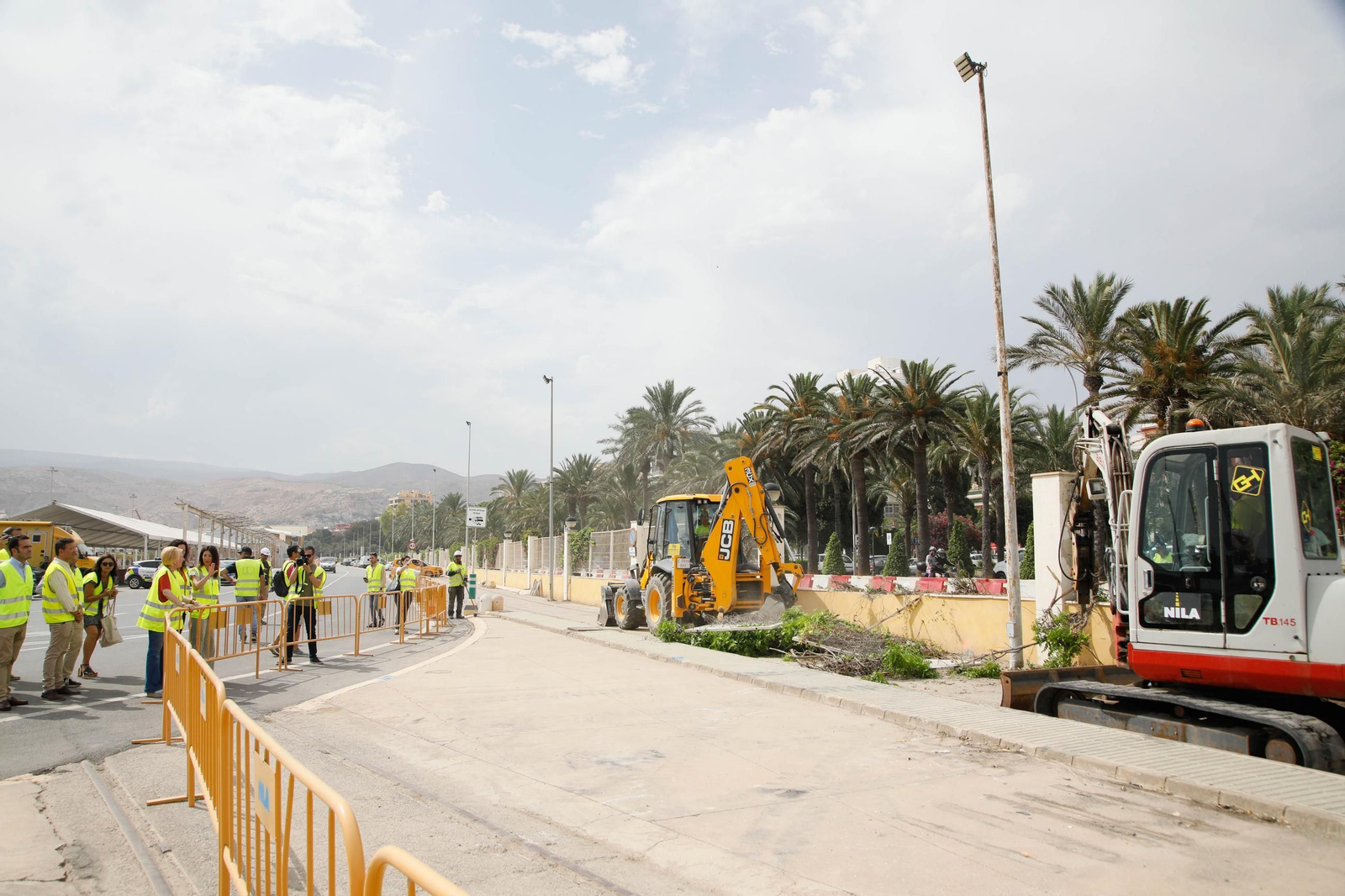 Las imágenes del derribo de la valla del Puerto, entrada de Muelle de Levante y Ribera I de Almería
