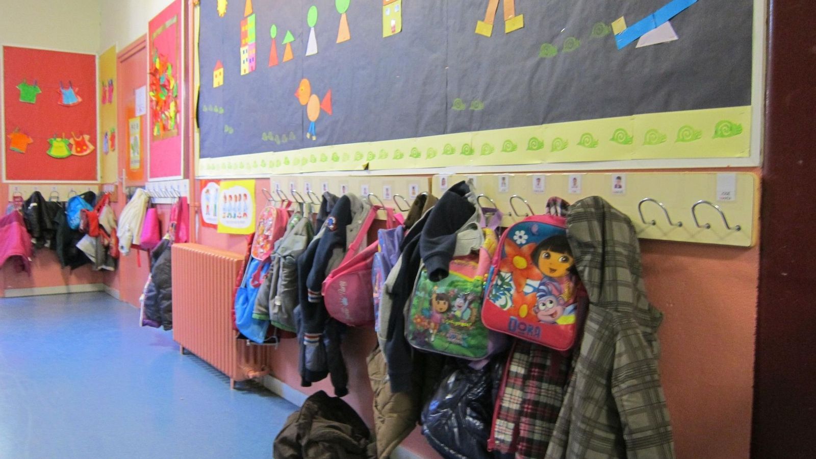 Pasillo de un colegio público.