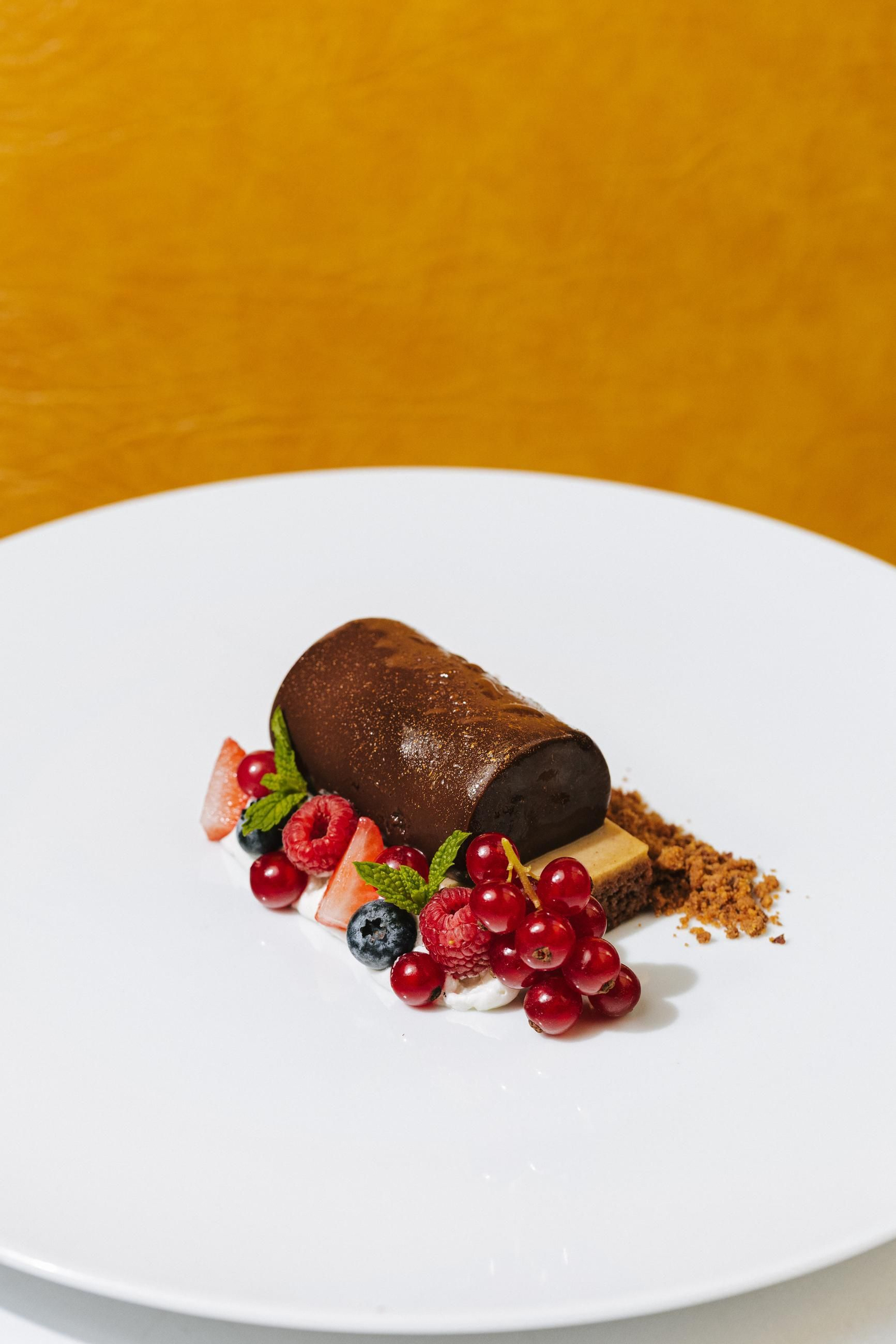 Frutos rojos, gelee de cava Mousse de tres chocolates, galleta Sable, glaseado de chocolate.jpg