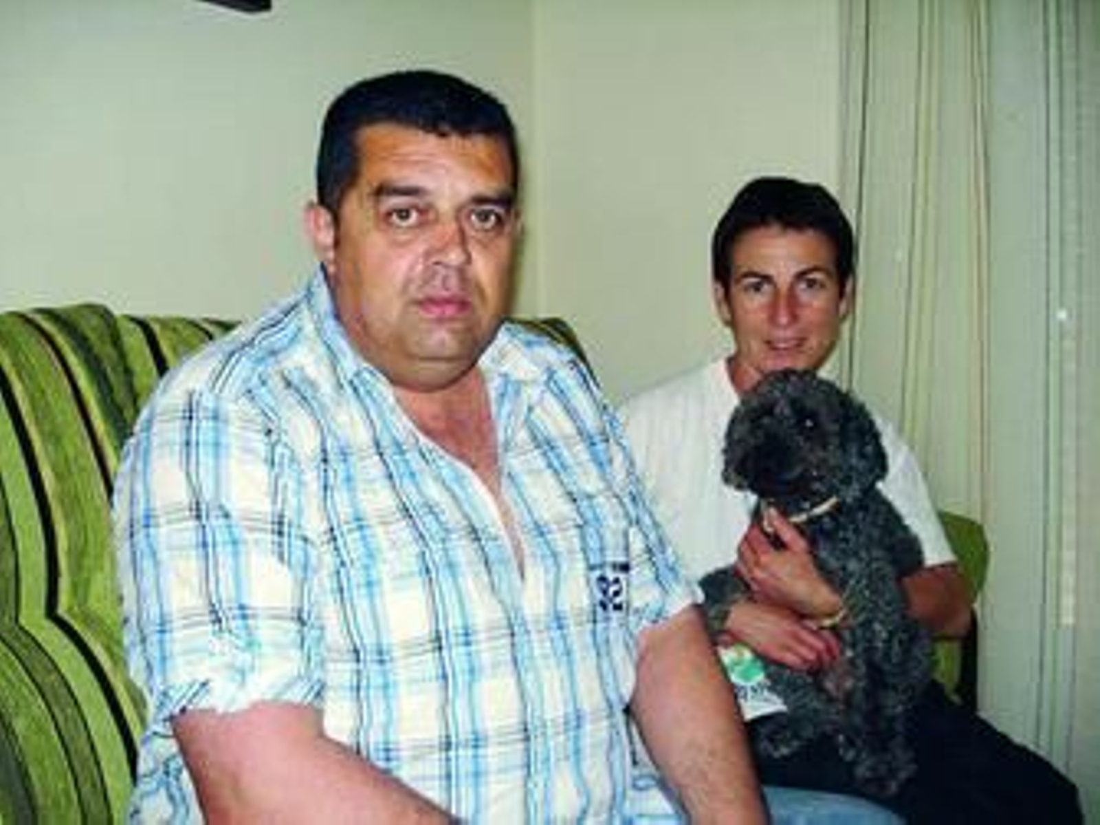 Juan Carlos Páez Reyes y su mujer, en su domicilio de Mollina.