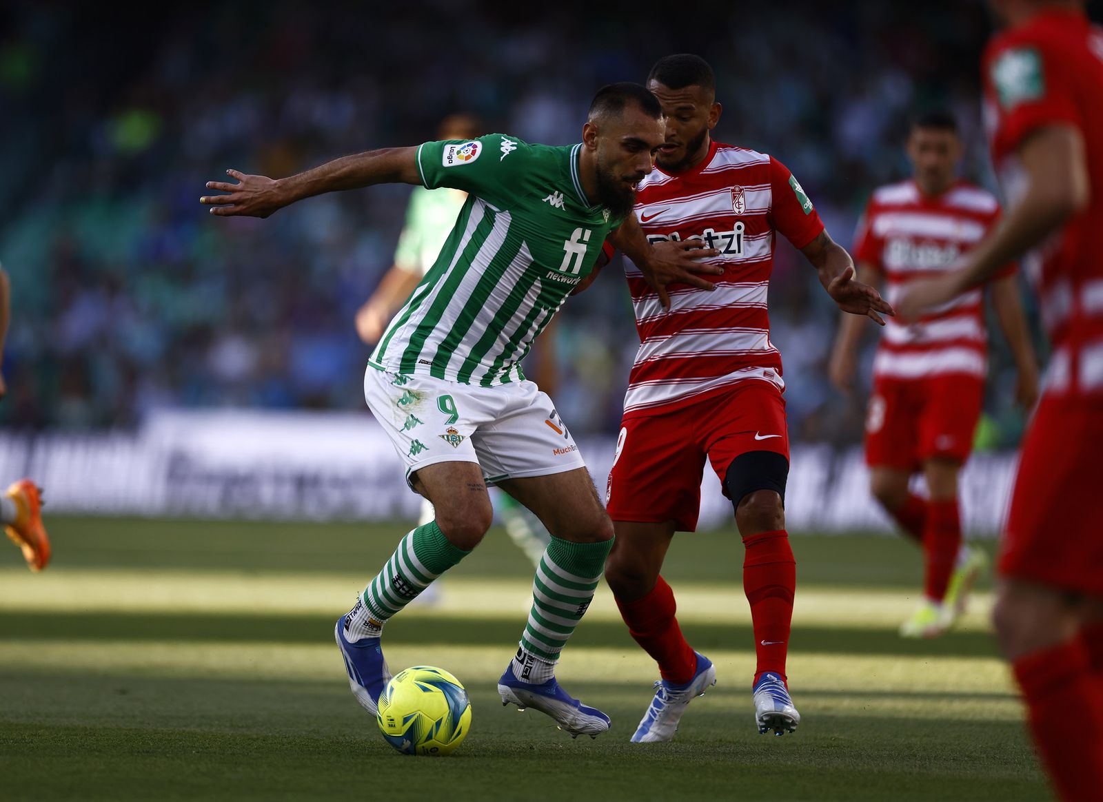 Borja Iglesias protege el balón ante Luis Suárez.