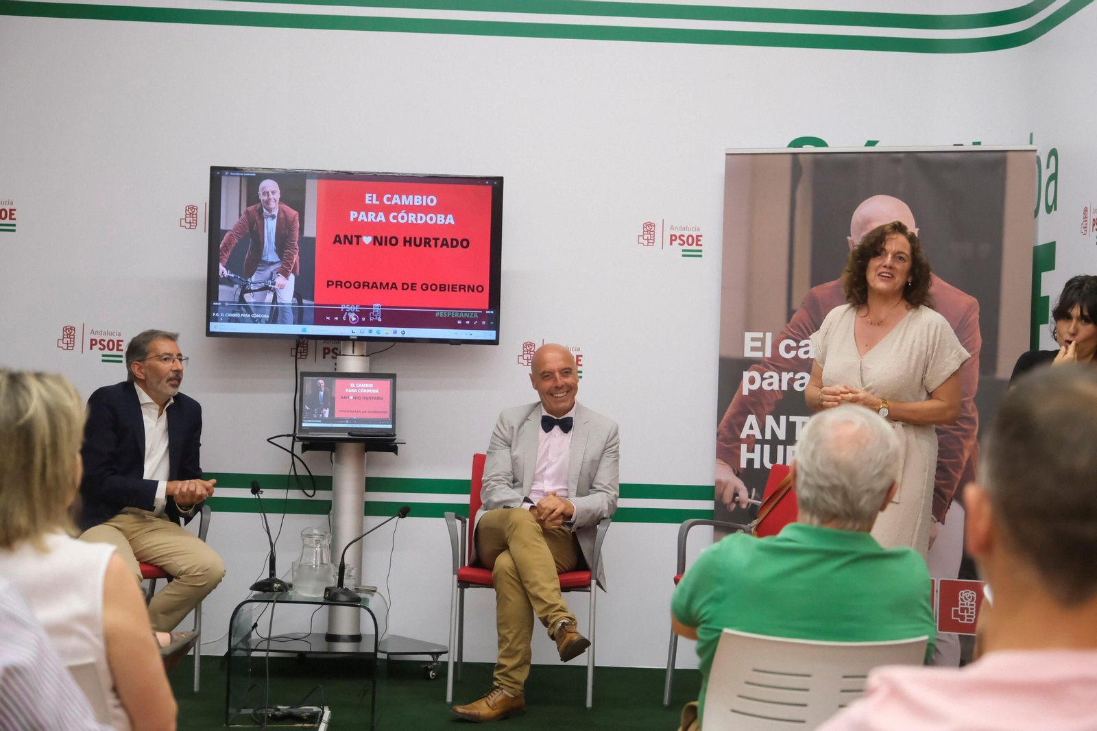 Antonio Hurtado, en el centro, durante la presentación de su programa electoral en la sede del PSOE.