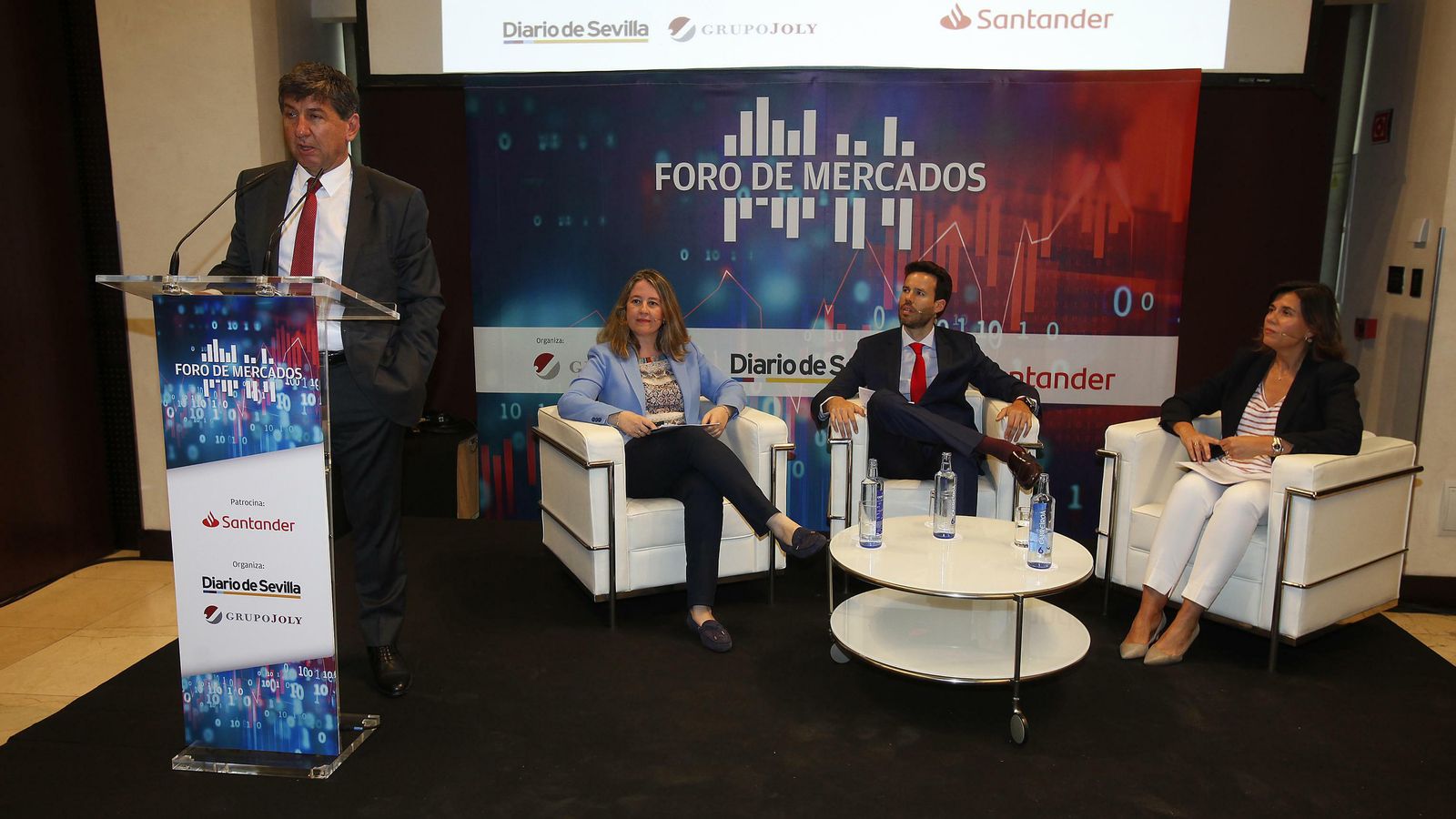 Gabriel Alonso, director general de Banca Mayorista de Santander, da la bienvenida al Foro de Mercados.
