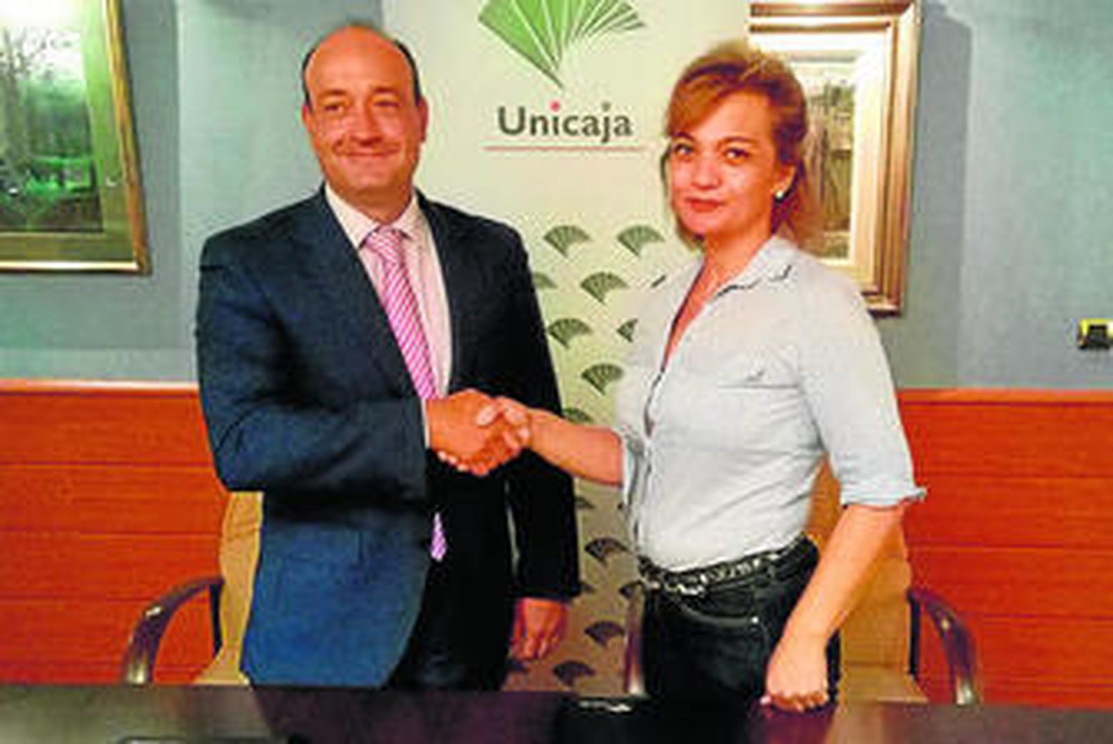 Miguel Ángel Fernández (Unicaja) y Francisca Iglesias (UPA).