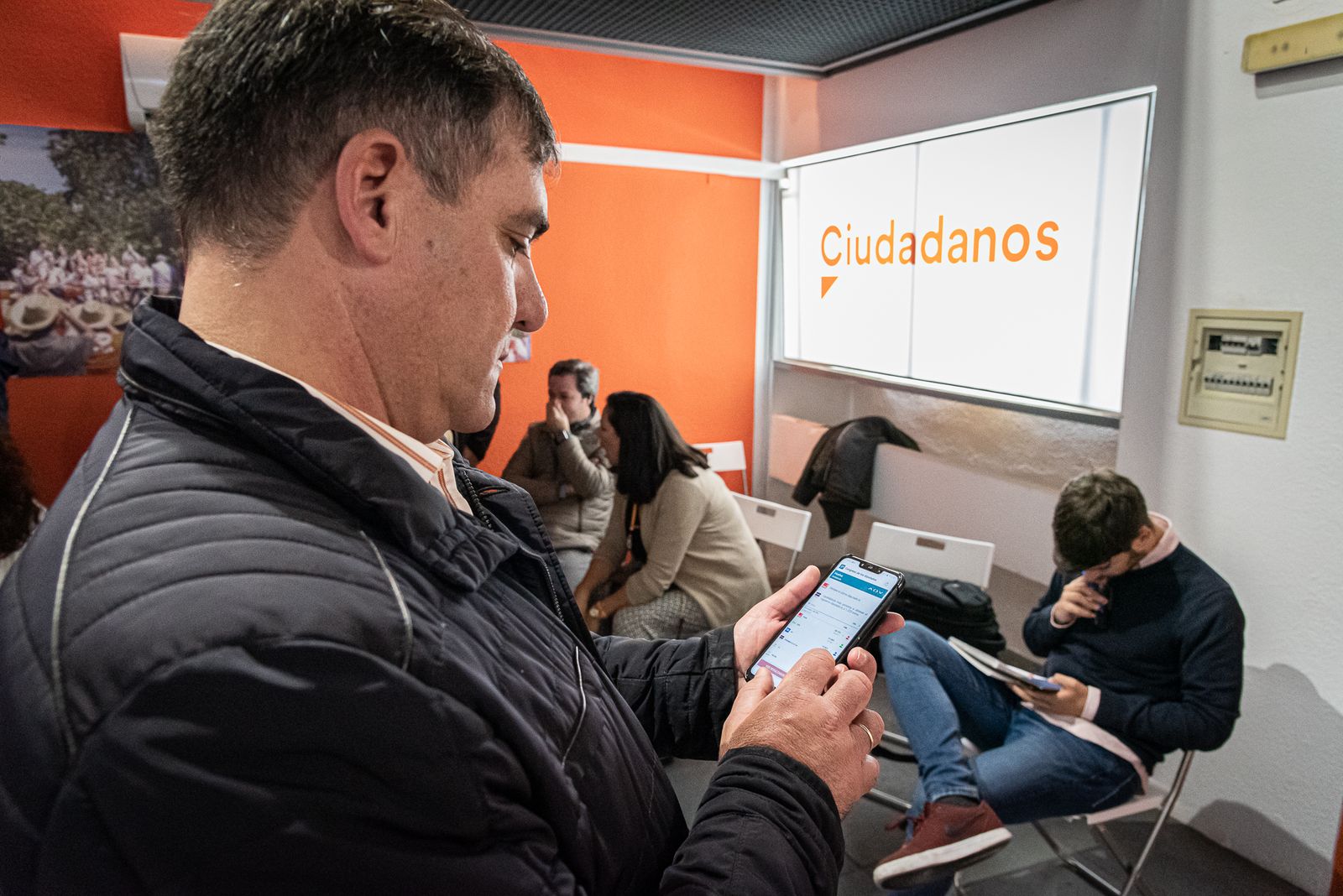 Imágenes de la jornada electoral en la sede de Ciudadanos en Huelva