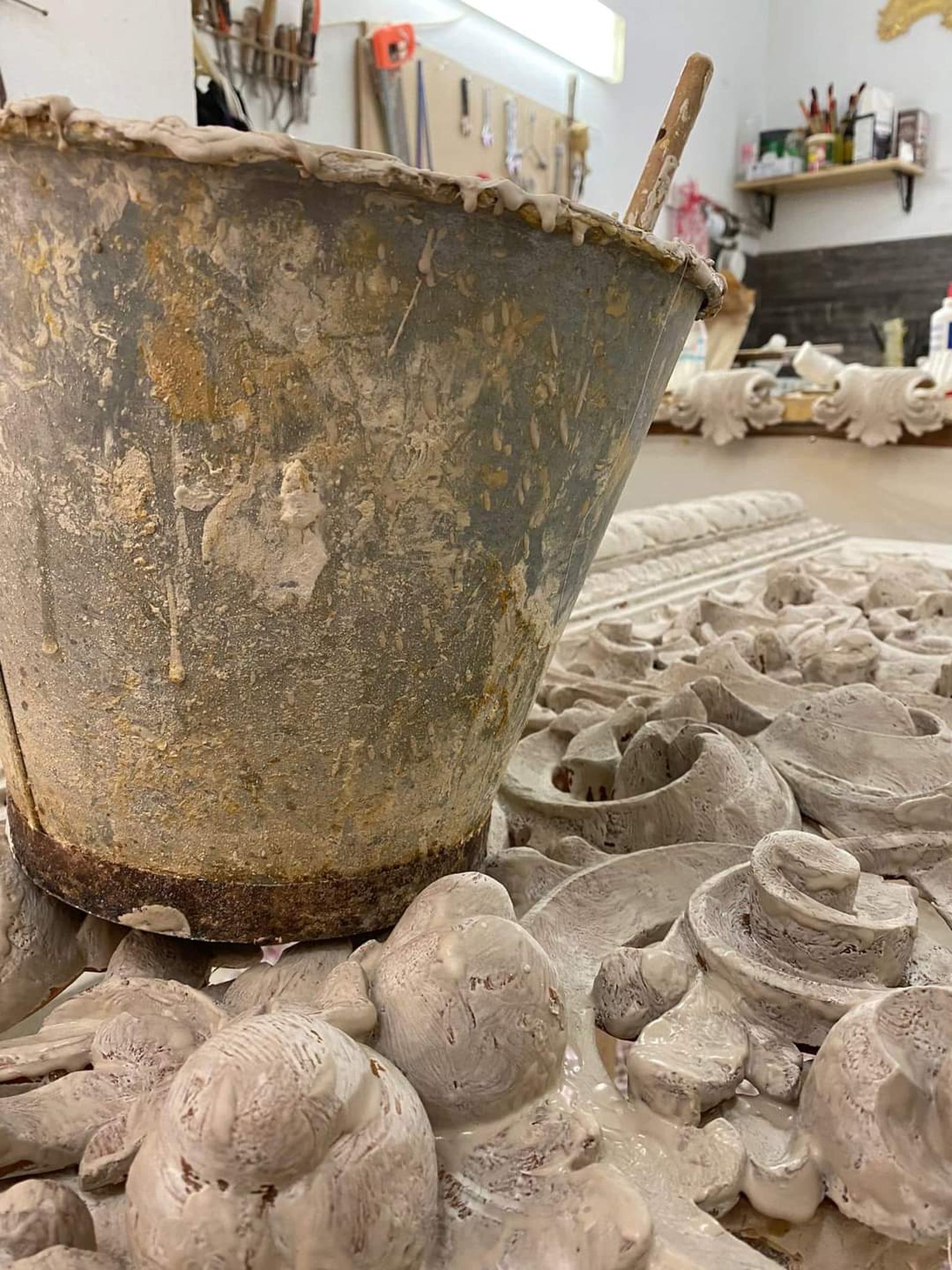 Trabajos del respiradero de Columna en el taller de la doradora Felisa García.